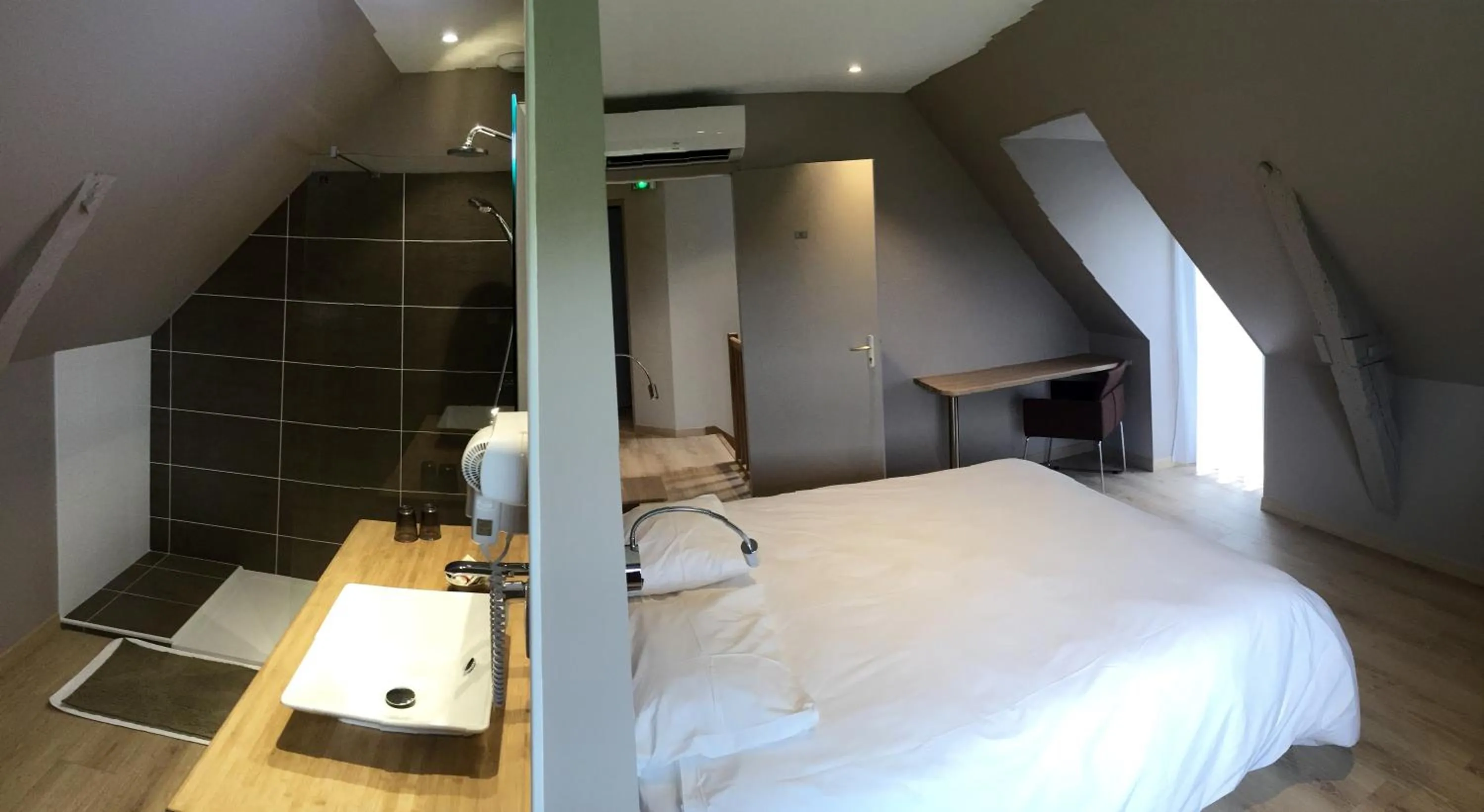 Photo of the whole room, Bed in Hôtel Le Troubadour à Rocamadour