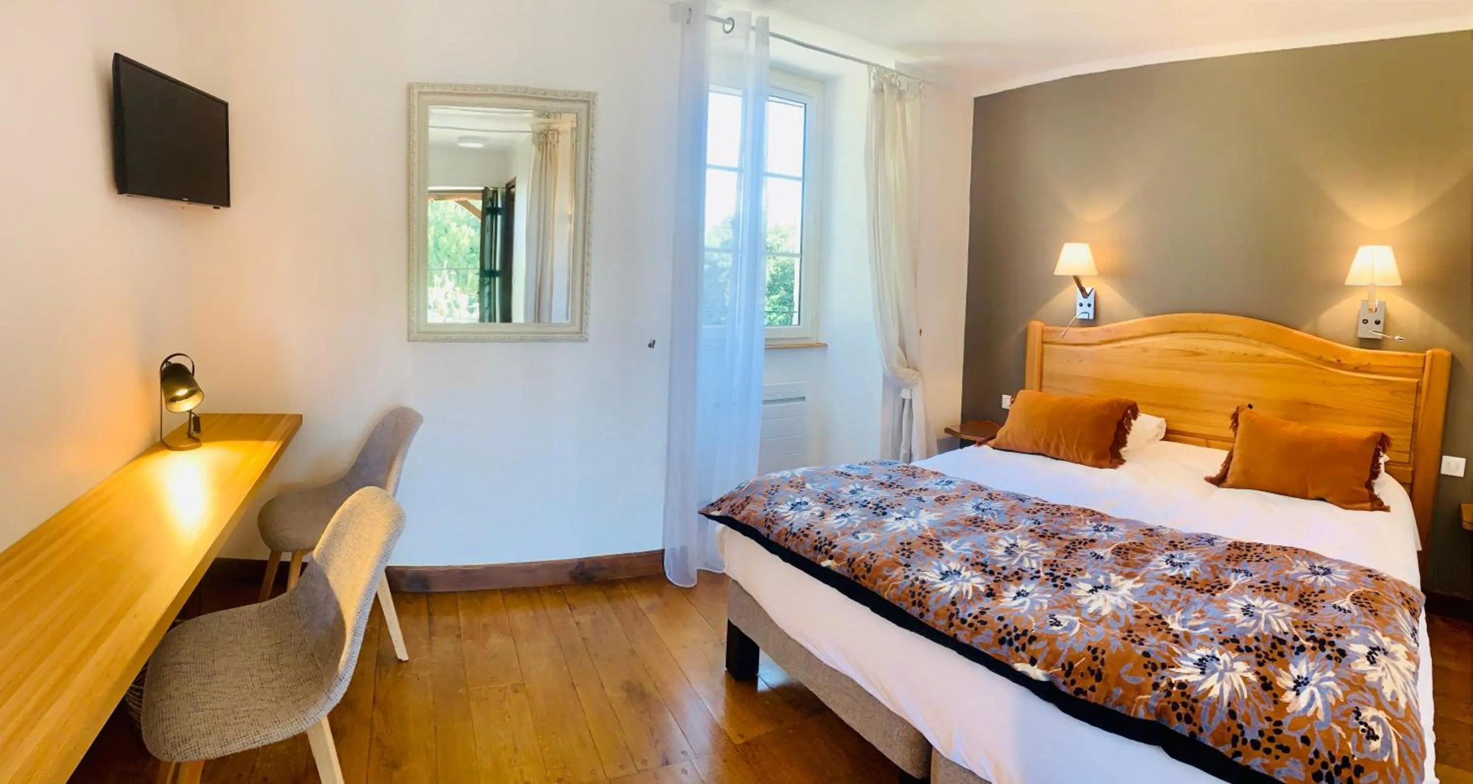 Photo of the whole room, Bed in Hôtel Le Troubadour à Rocamadour