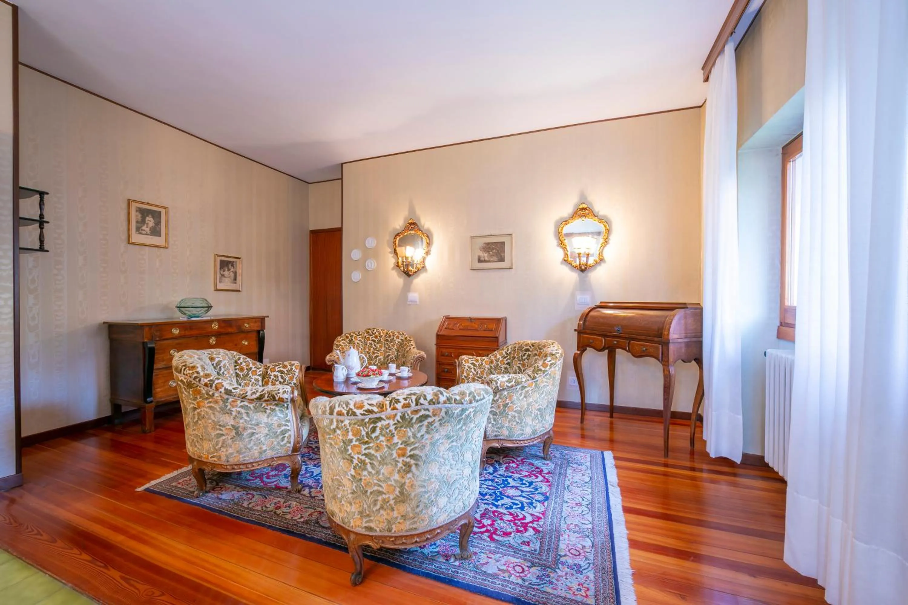Living room in Villa La Verbanina Private Garden - Happy Rentals