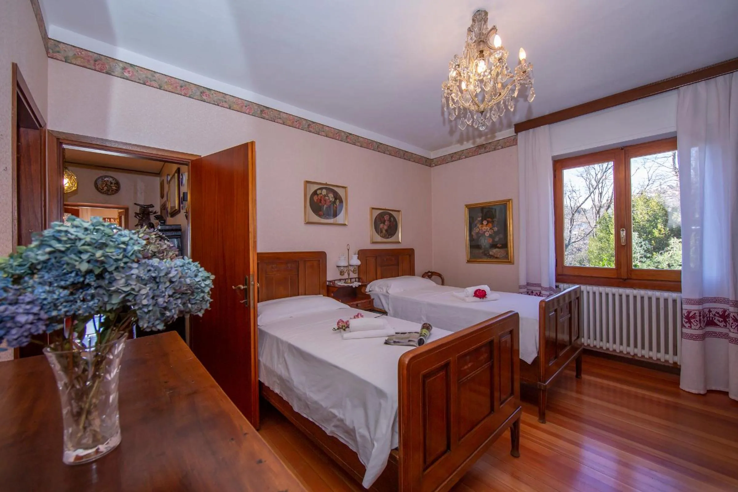 Bedroom, Bed in Villa La Verbanina Private Garden - Happy Rentals