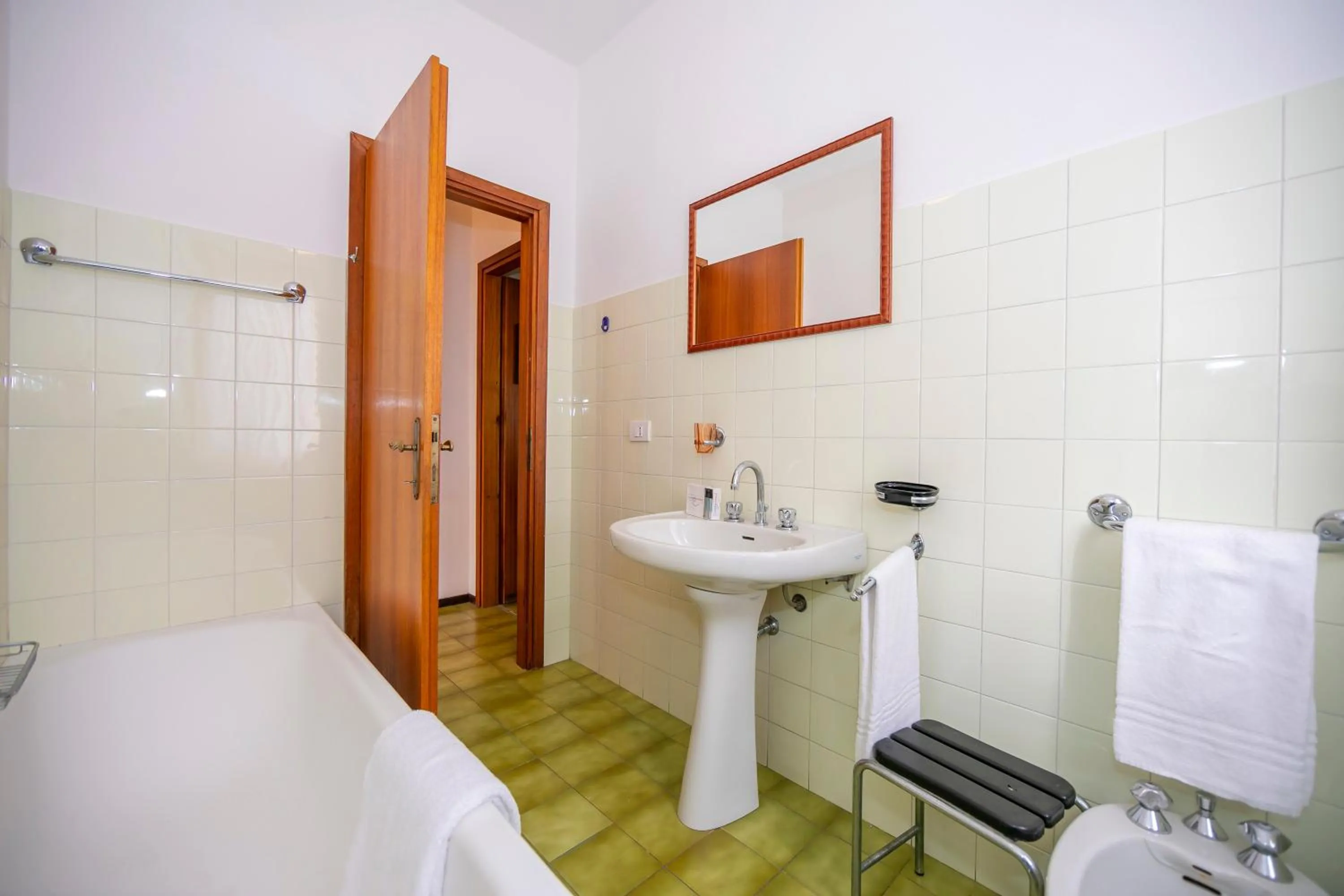 Bathroom, Bed in Villa La Verbanina Private Garden - Happy Rentals