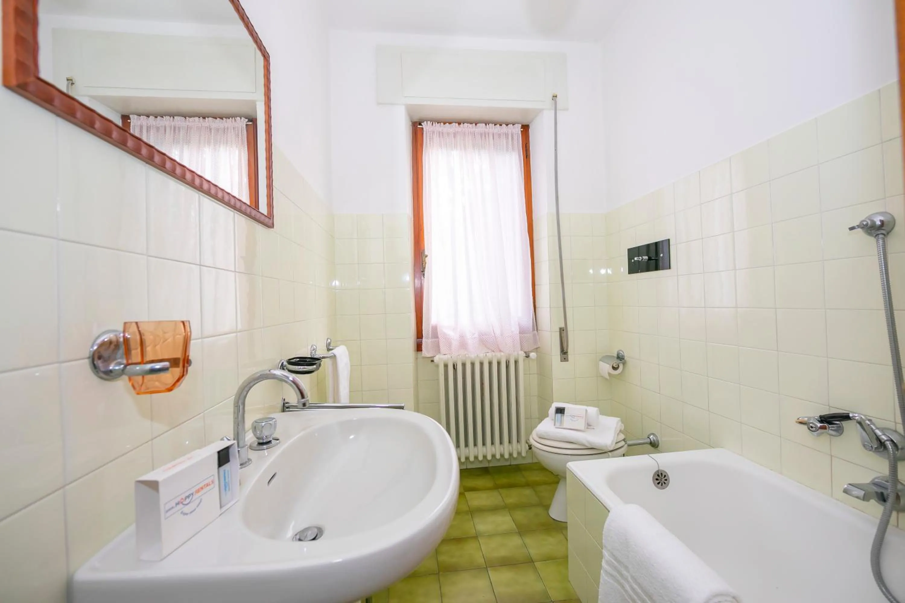 Bathroom in Villa La Verbanina Private Garden - Happy Rentals