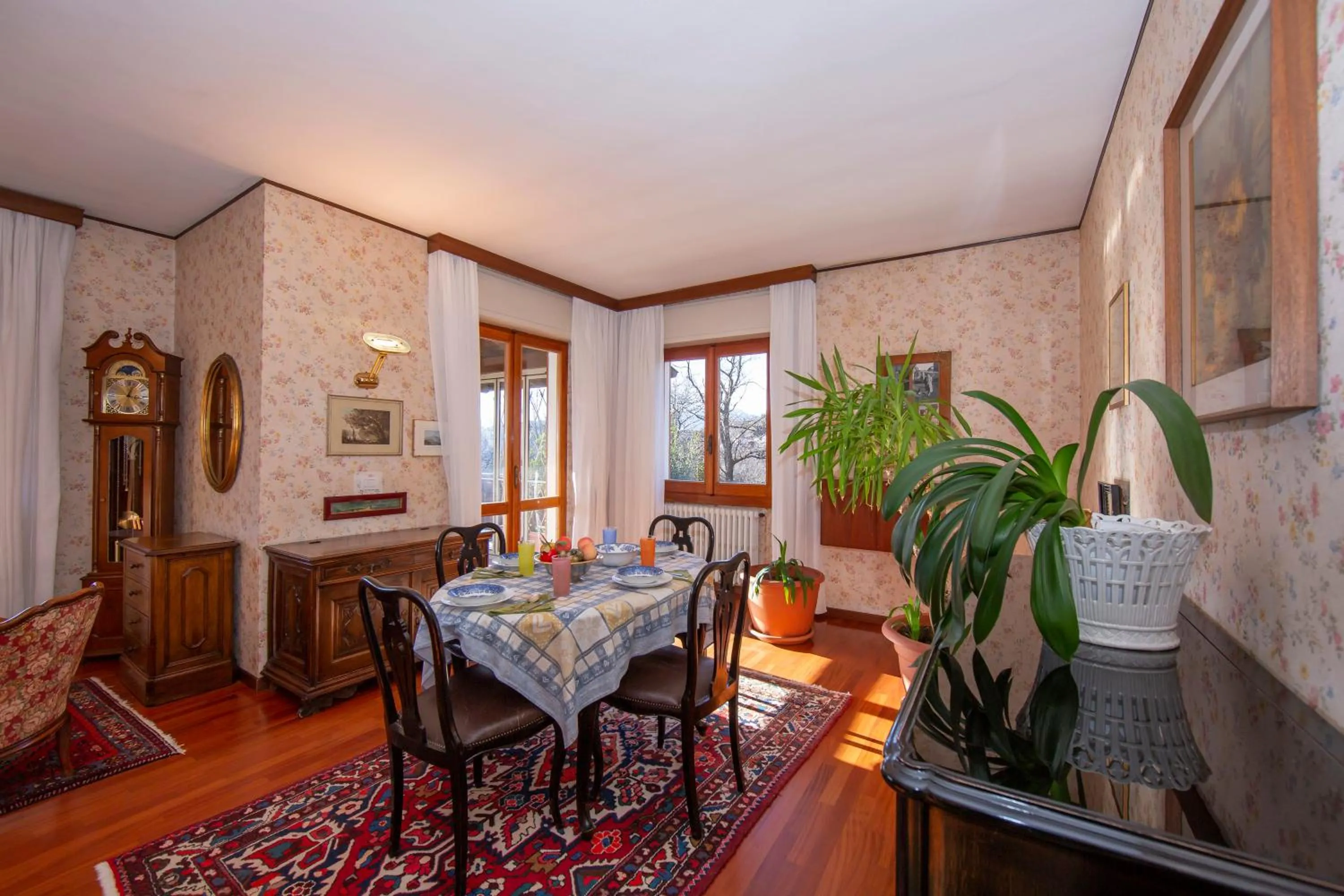 Dining area in Villa La Verbanina Private Garden - Happy Rentals