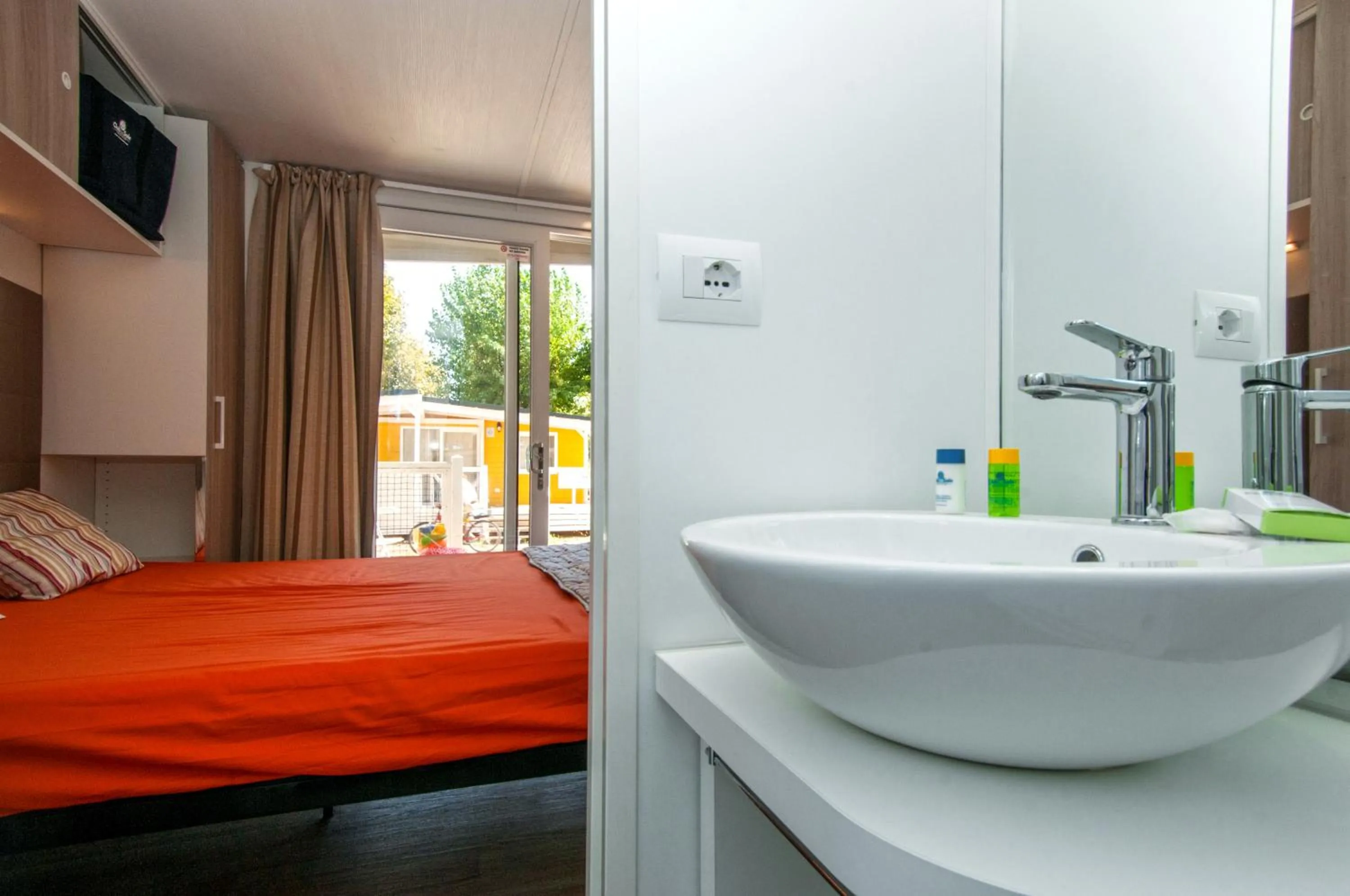 Bathroom, Bed in Club del Sole Marina Family Resort