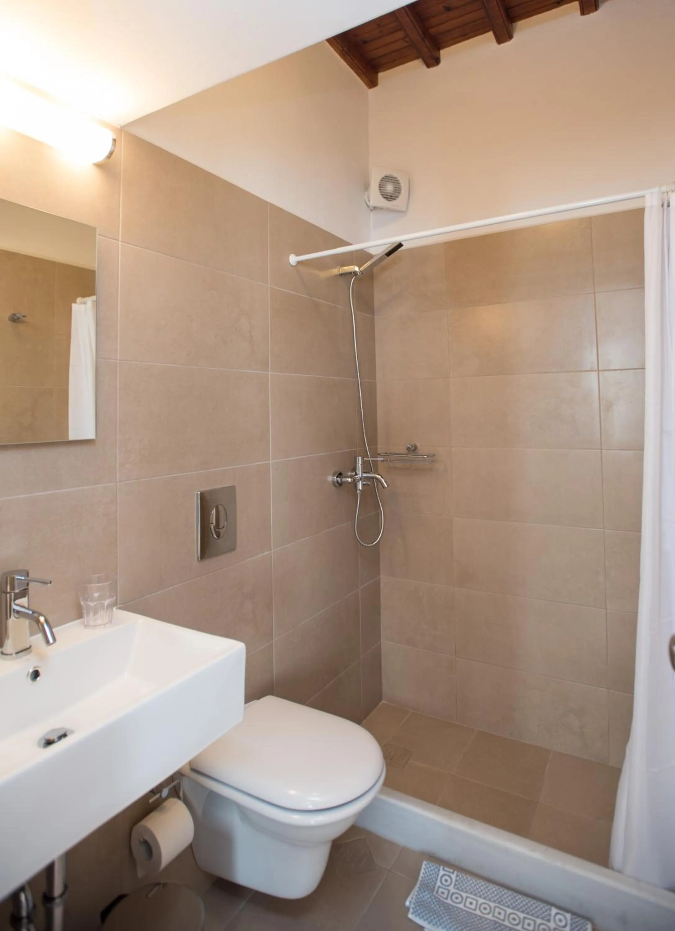 Bathroom in Florance Apartments & Rooms