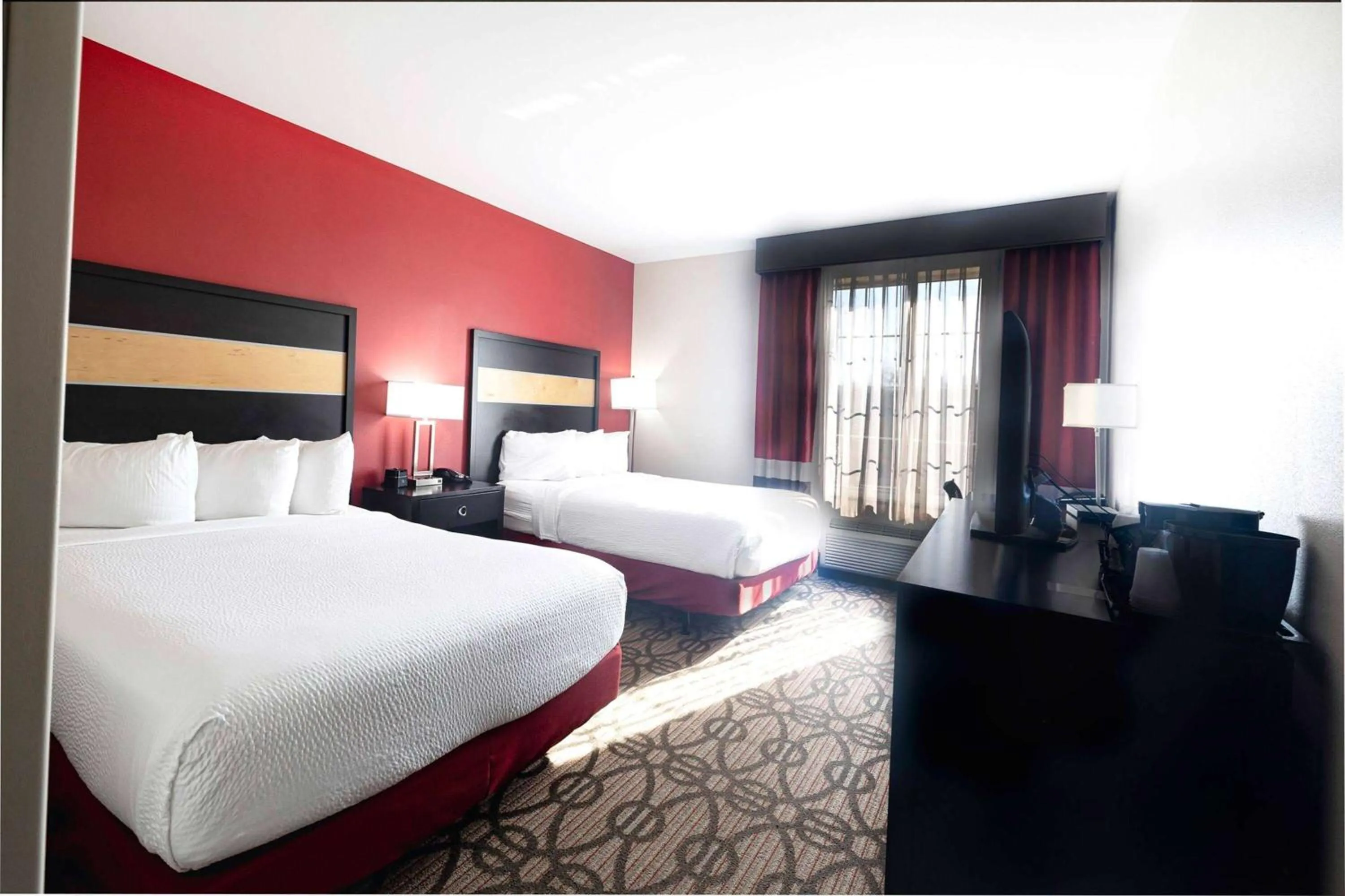 Photo of the whole room, Bed in La Quinta by Wyndham Starkville at MSU