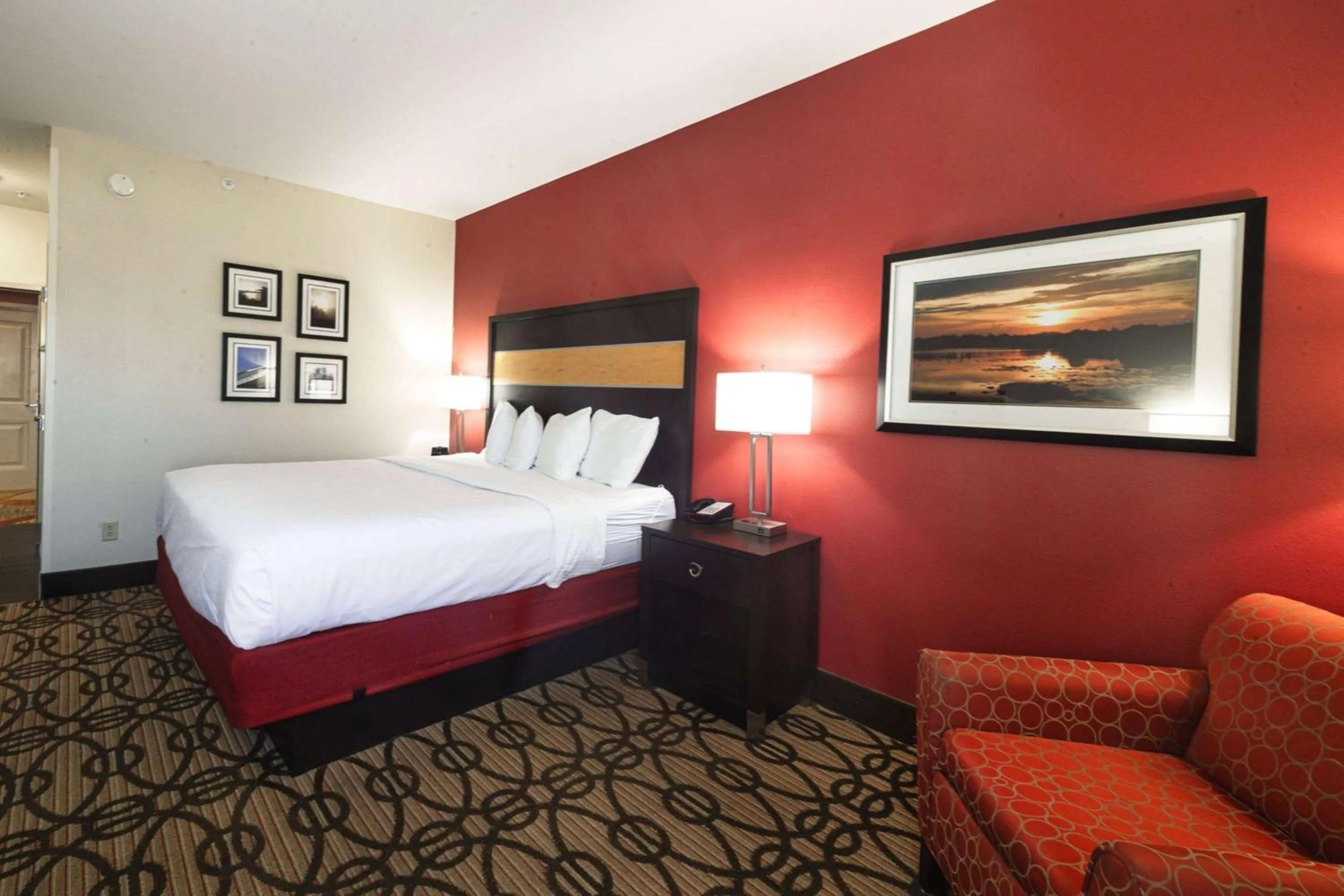 Photo of the whole room, Bed in La Quinta by Wyndham Starkville at MSU