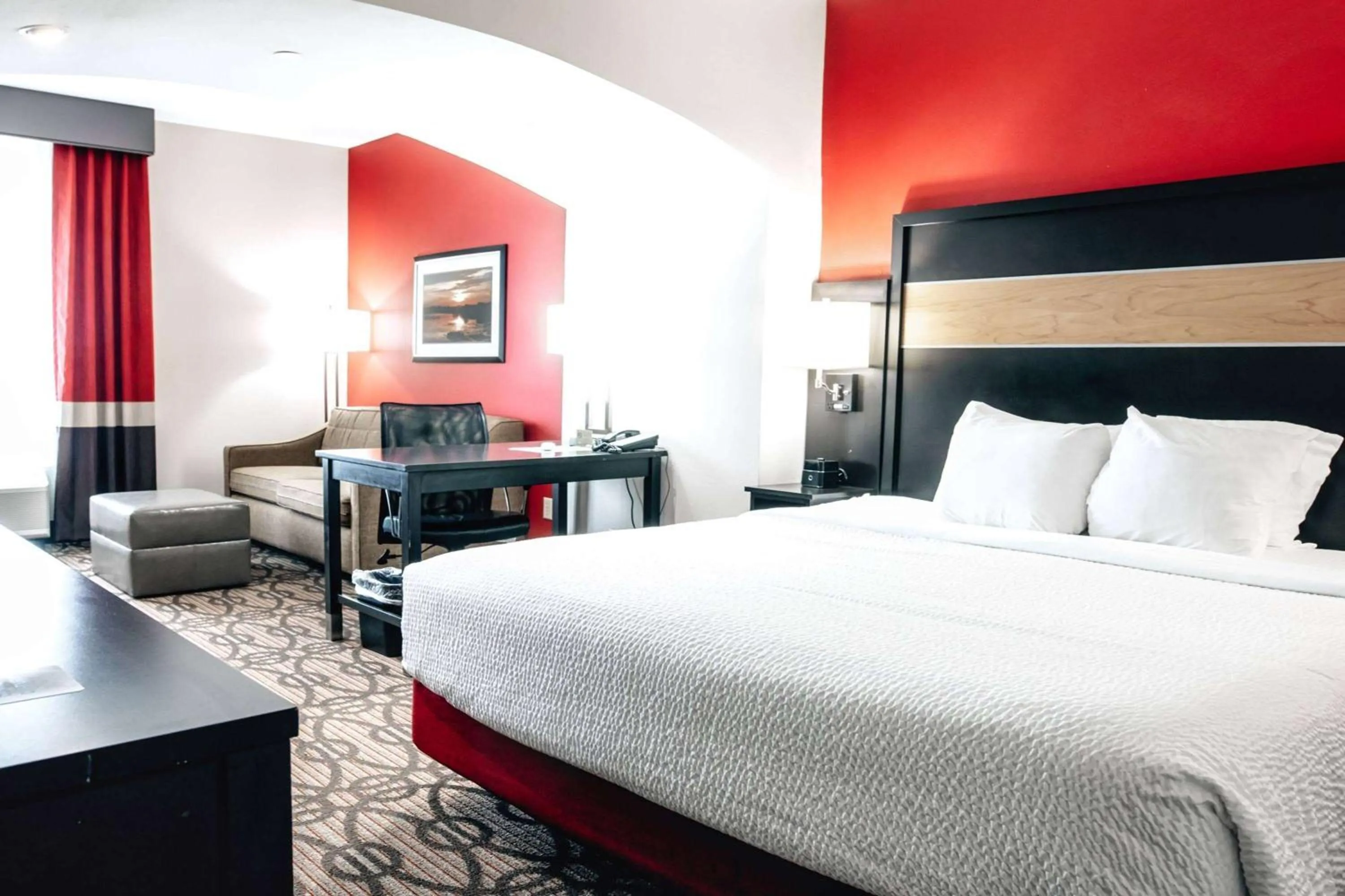 Photo of the whole room, Bed in La Quinta by Wyndham Starkville at MSU