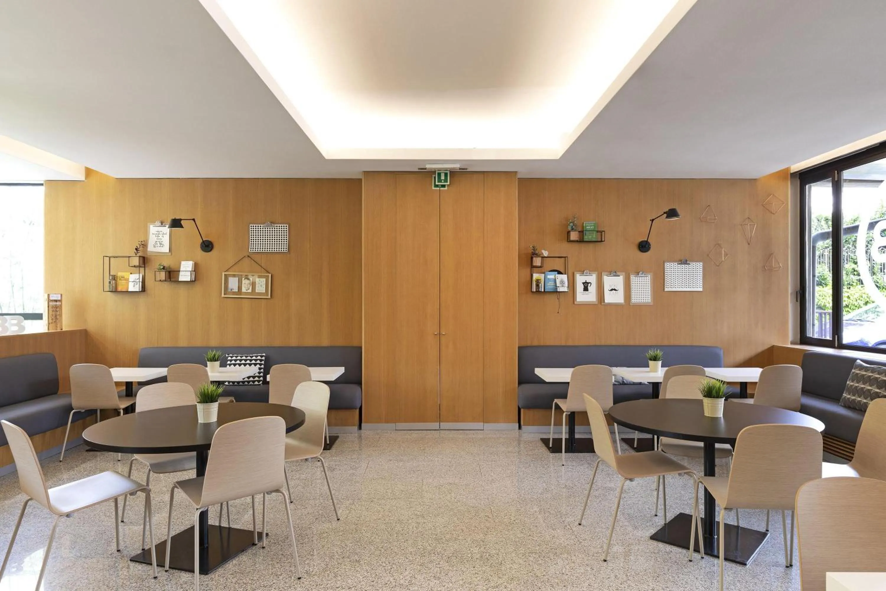 Lounge or bar in B&B Hotel Udine