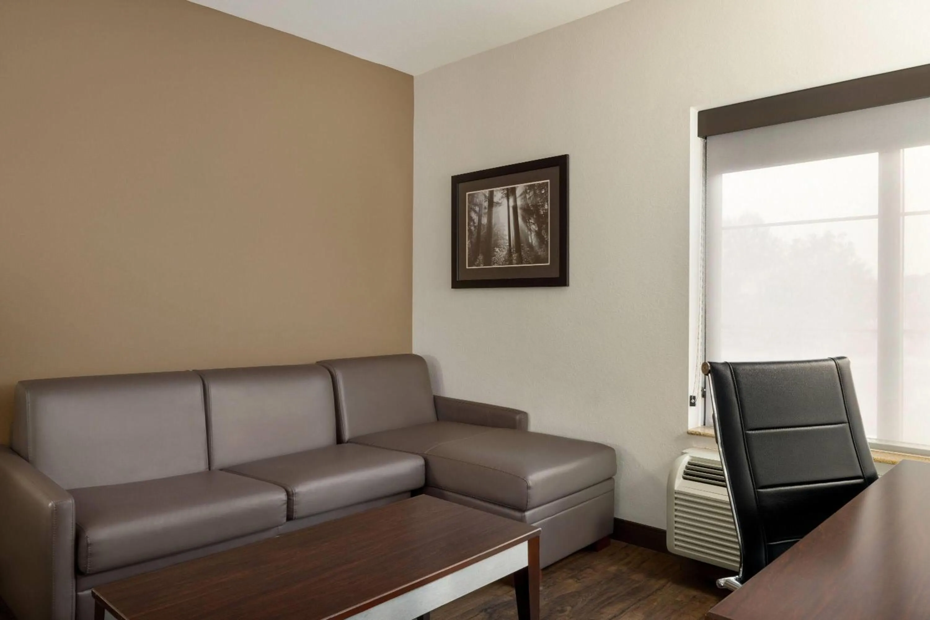 Photo of the whole room in La Quinta by Wyndham Memphis Wolfchase