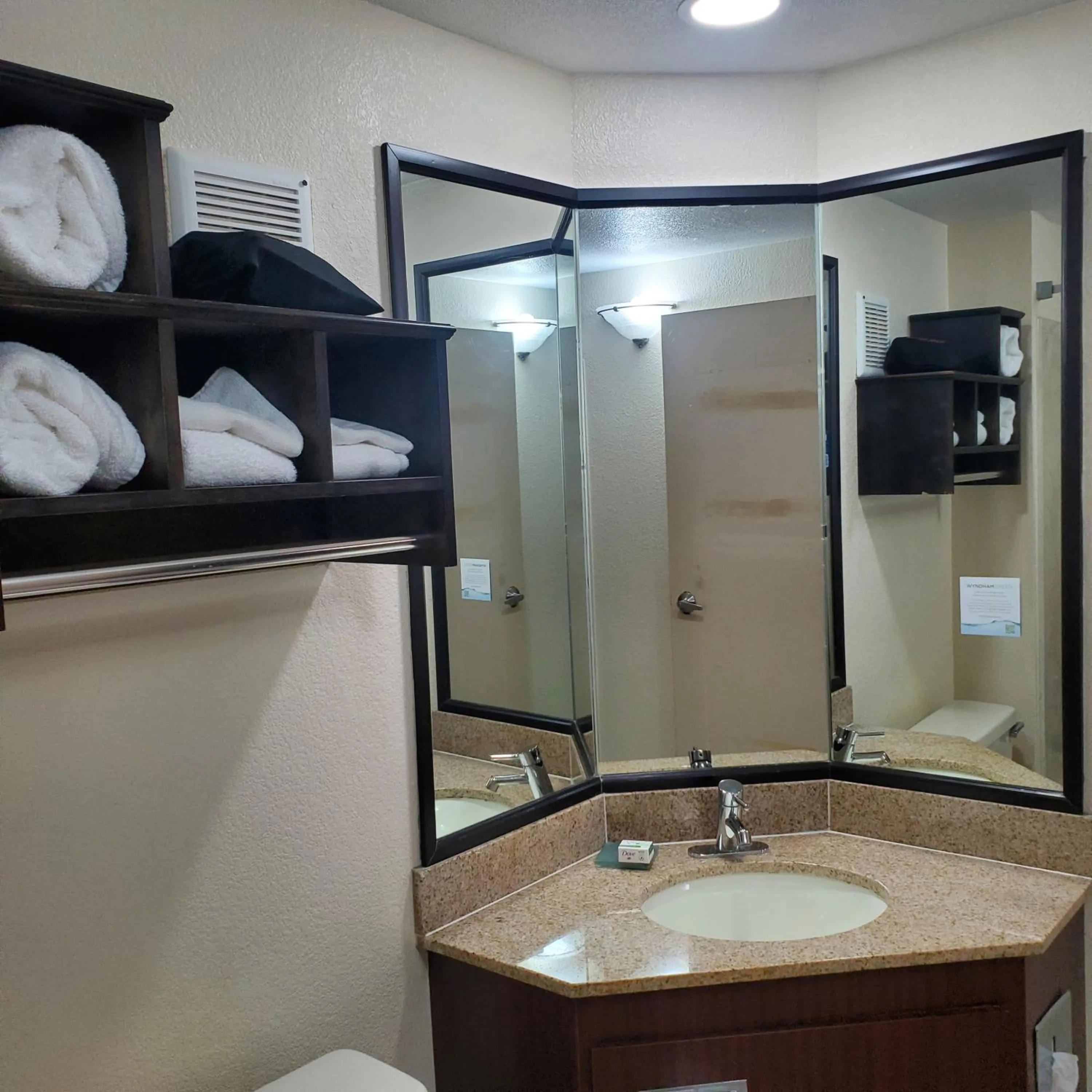 Bathroom in La Quinta by Wyndham Memphis Airport Graceland