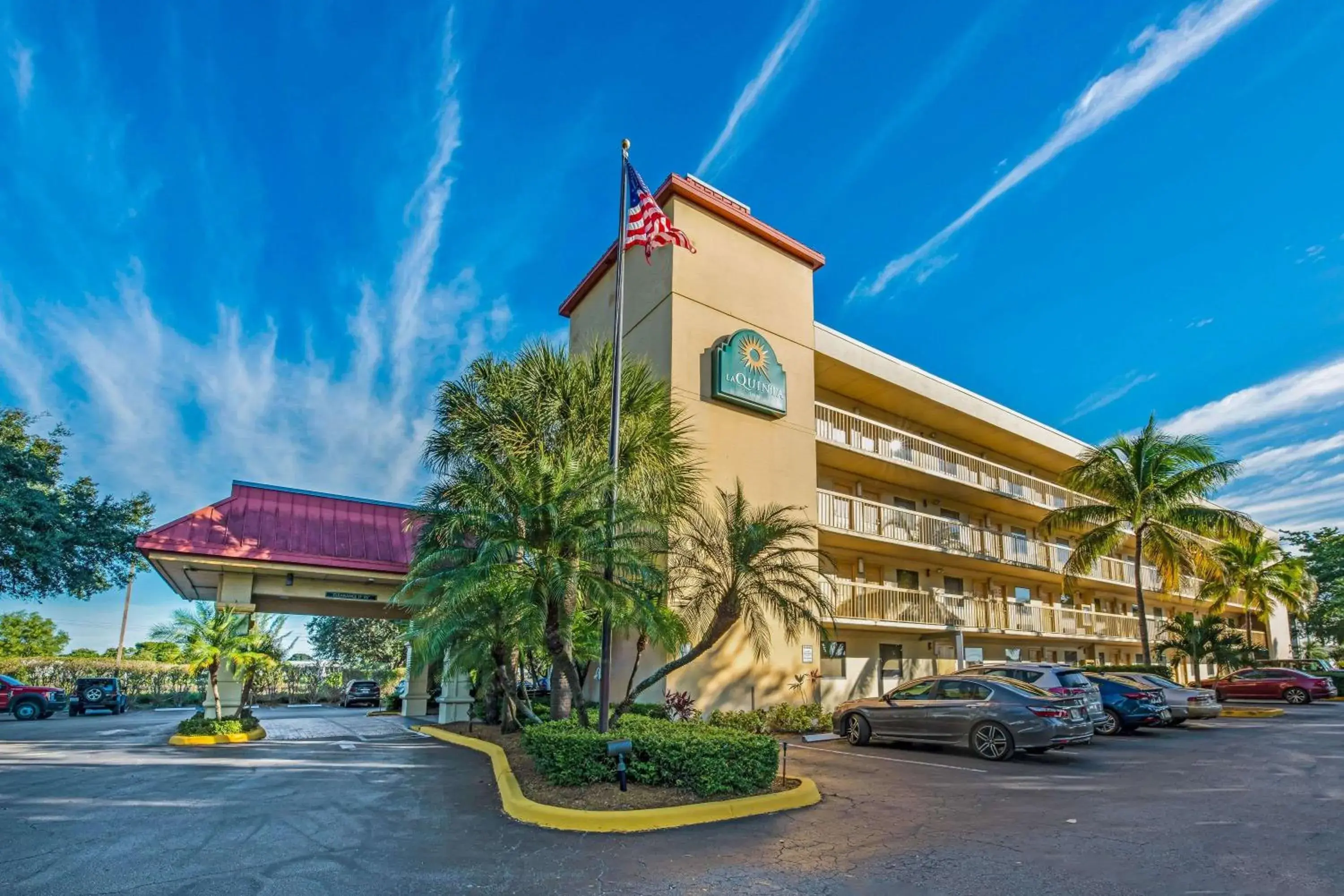 Property building in La Quinta Inn by Wyndham West Palm Beach - Florida Turnpike Property building in La Quinta Inn by Wyndham West Palm Beach - Florida Turnpike