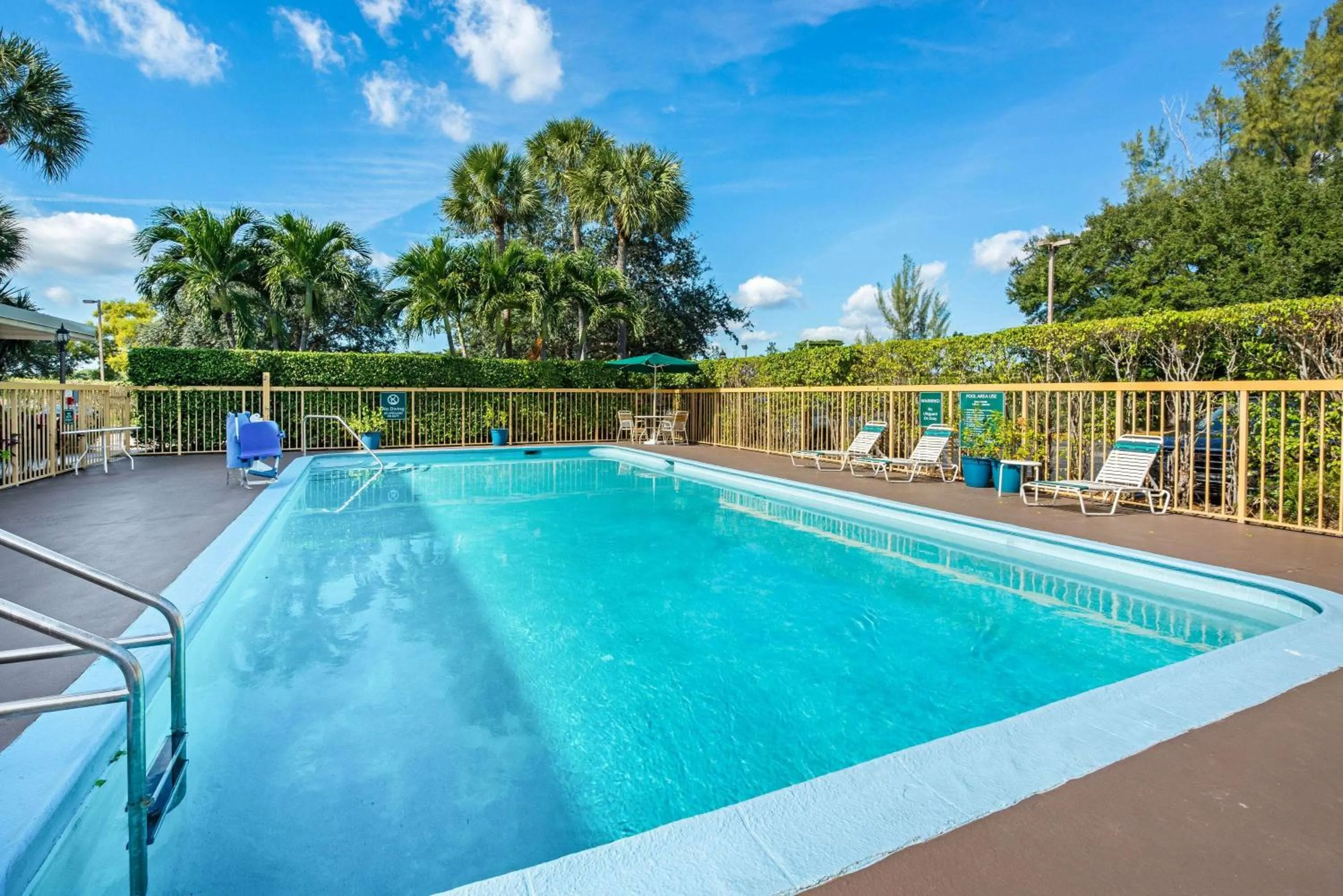 Pool view in La Quinta Inn by Wyndham West Palm Beach - Florida Turnpike