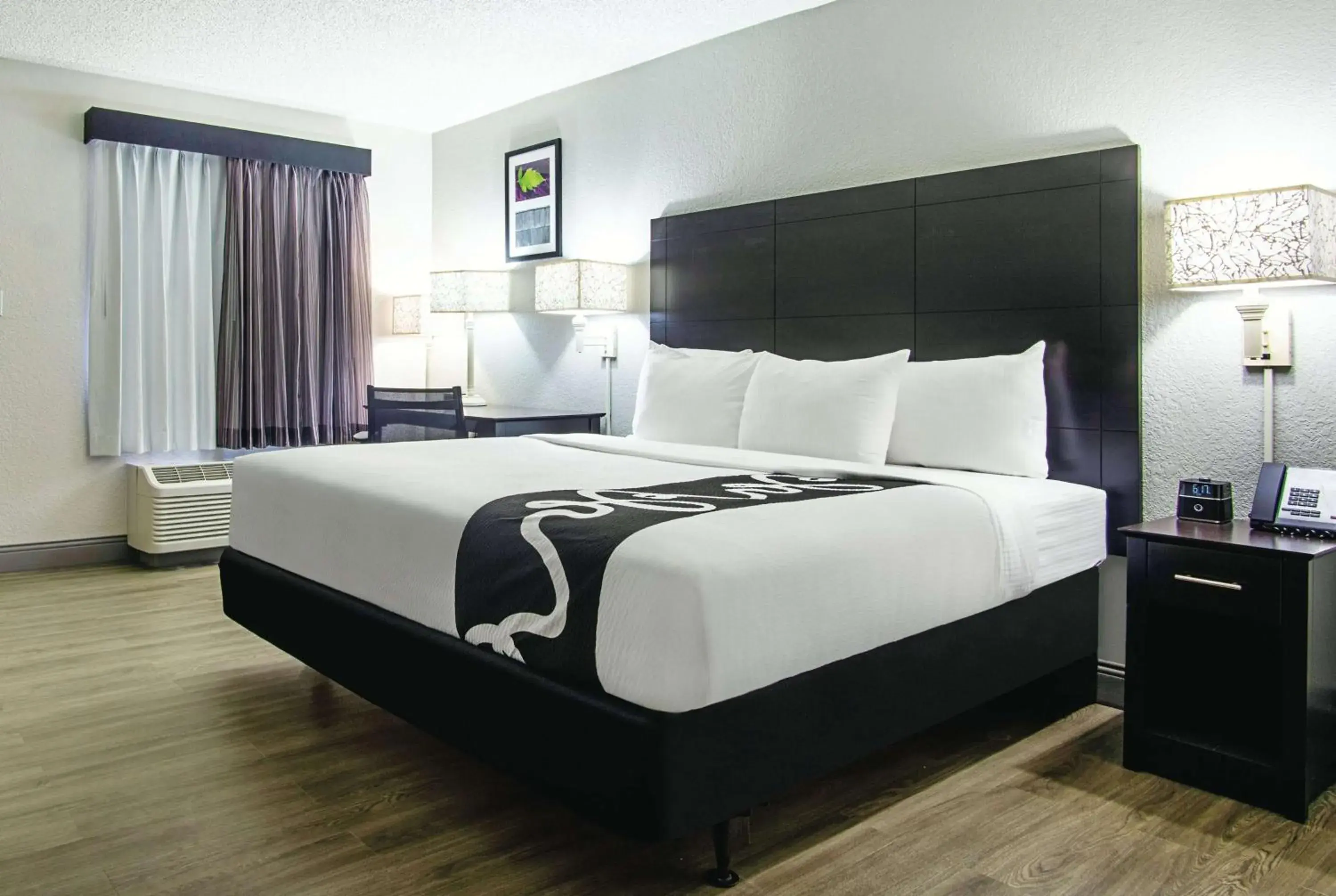 King Room with Bath Tub - Mobility Accessible/Non-Smoking in La Quinta Inn by Wyndham West Palm Beach - Florida Turnpike King Room with Bath Tub - Mobility Accessible/Non-Smoking in La Quinta Inn by Wyndham West Palm Beach - Florida Turnpike