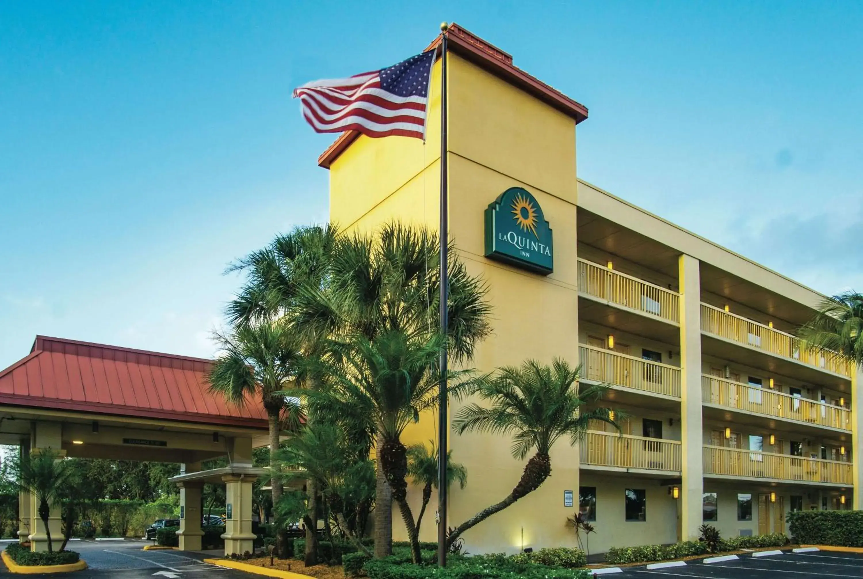 Property building in La Quinta Inn by Wyndham West Palm Beach - Florida Turnpike Property building in La Quinta Inn by Wyndham West Palm Beach - Florida Turnpike