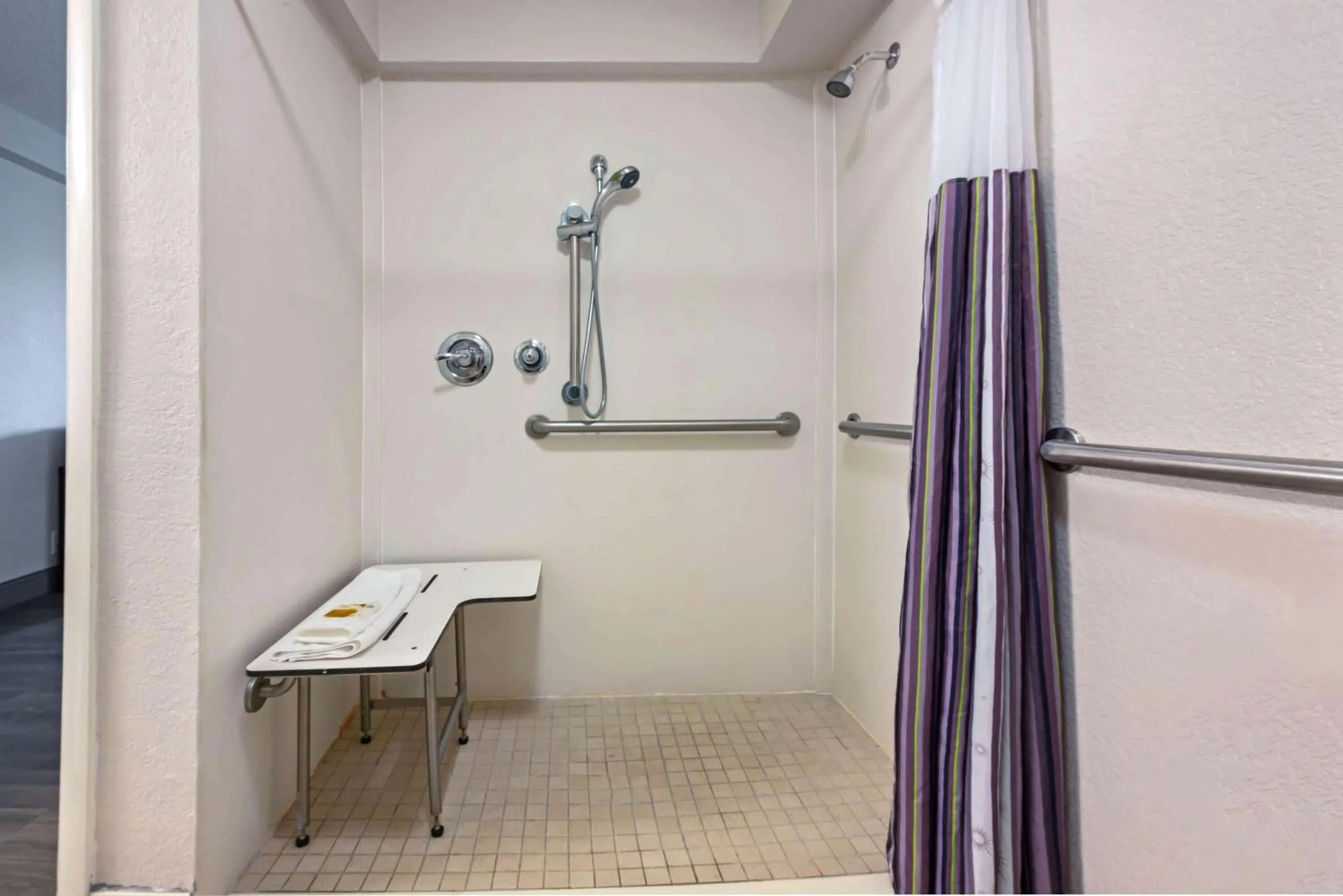 Shower in La Quinta Inn by Wyndham West Palm Beach - Florida Turnpike