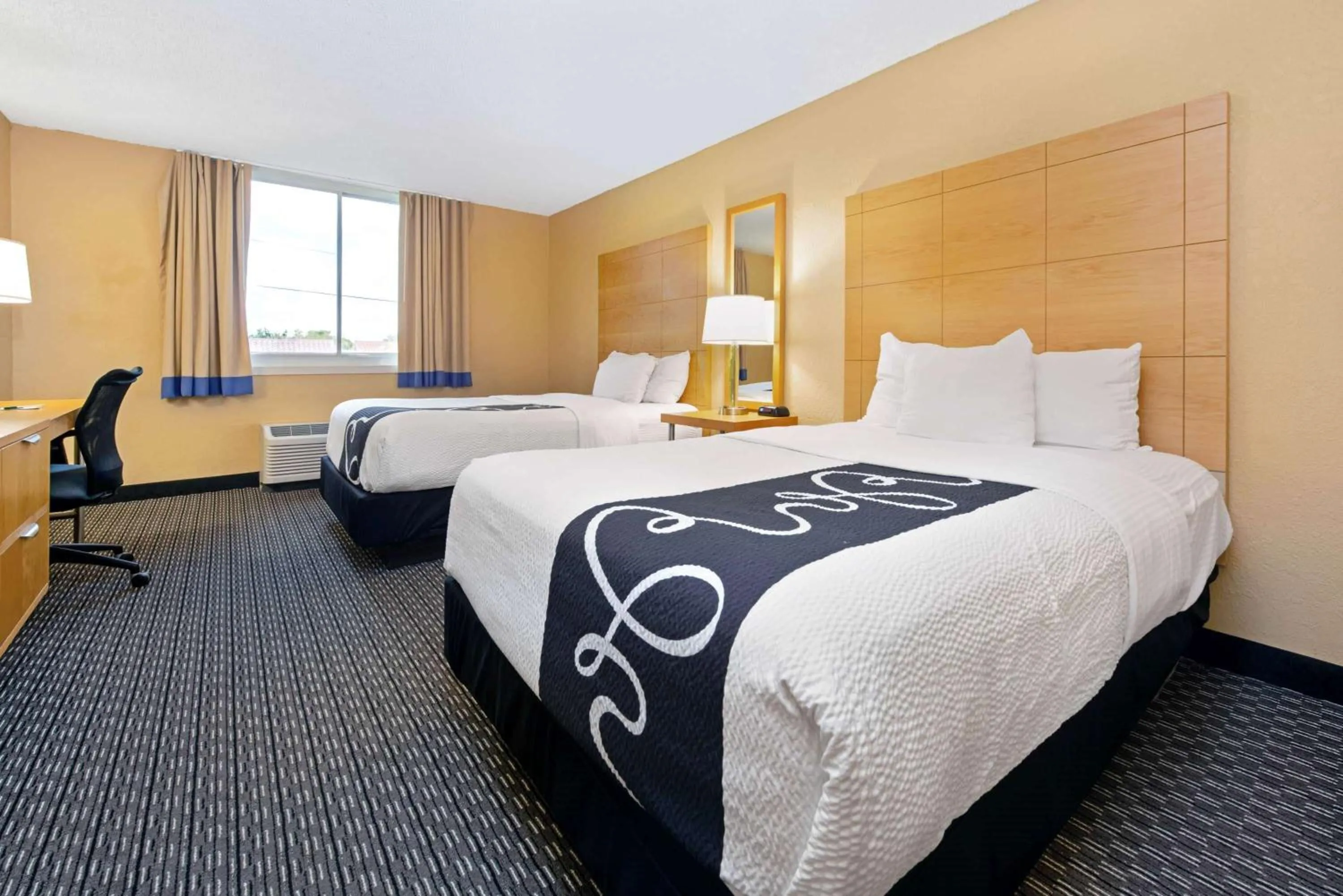 Photo of the whole room, Bed in La Quinta by Wyndham Coral Springs South