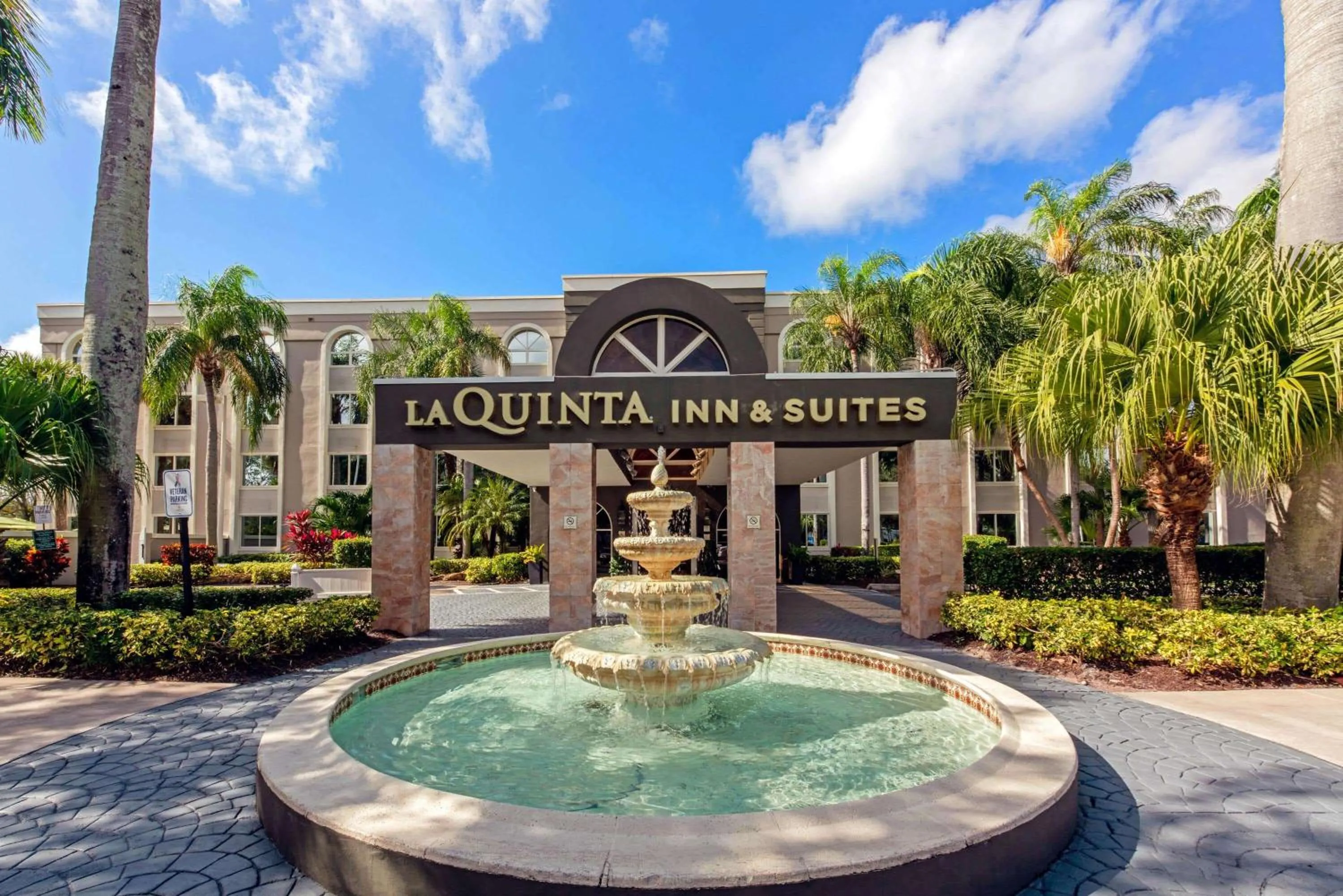 Property building in La Quinta by Wyndham Coral Springs South