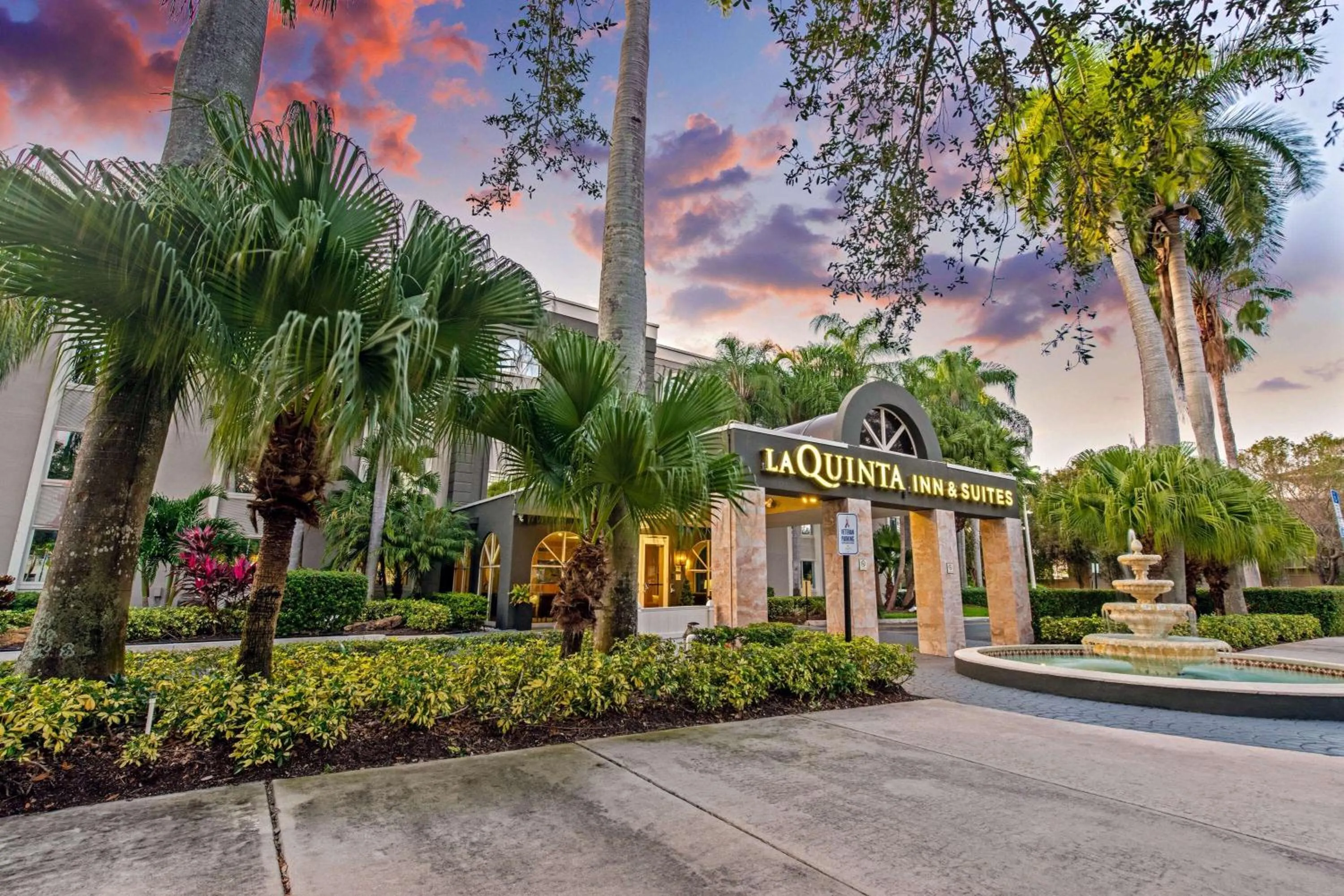Property building in La Quinta by Wyndham Coral Springs South