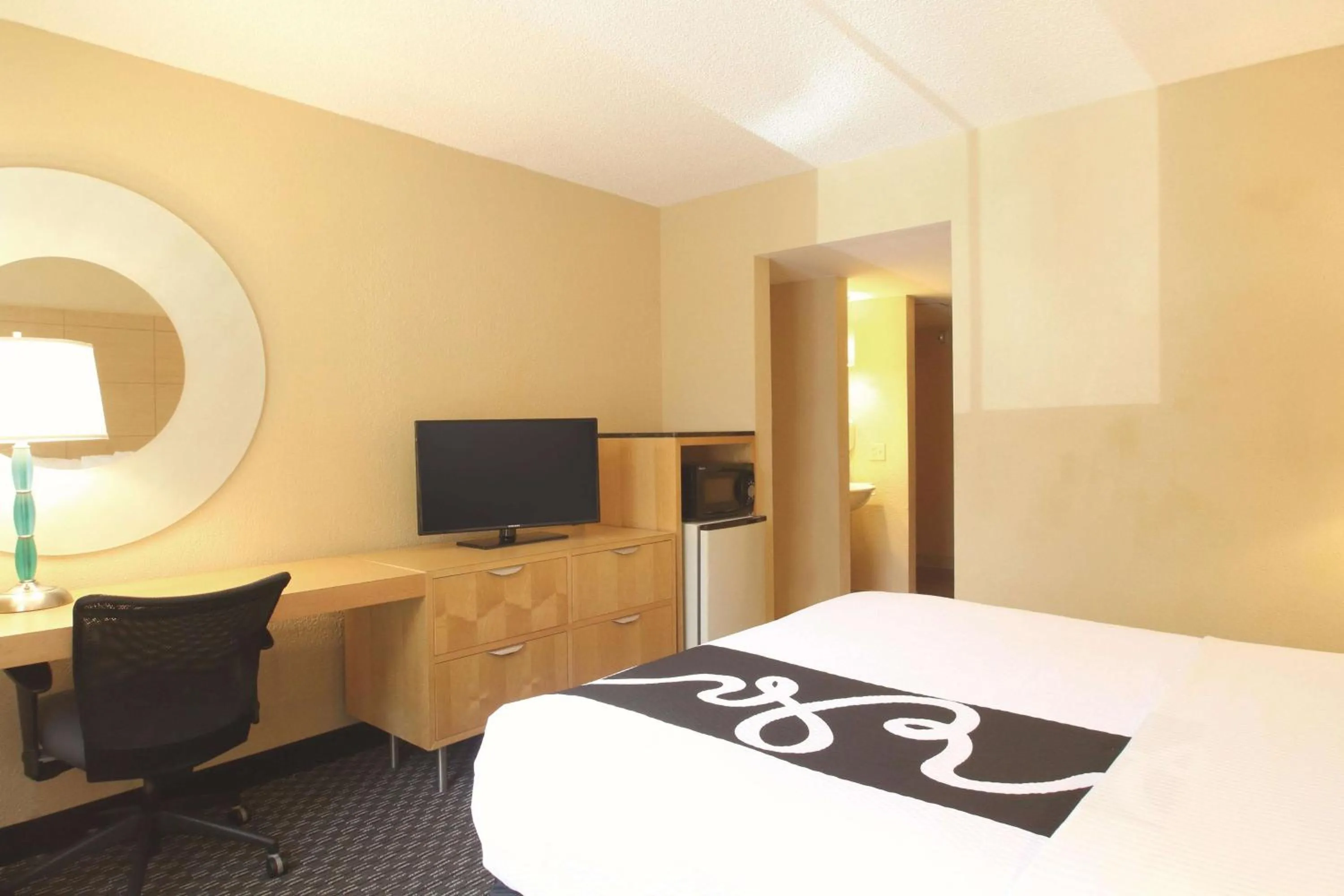 Photo of the whole room, Bed in La Quinta by Wyndham Coral Springs South