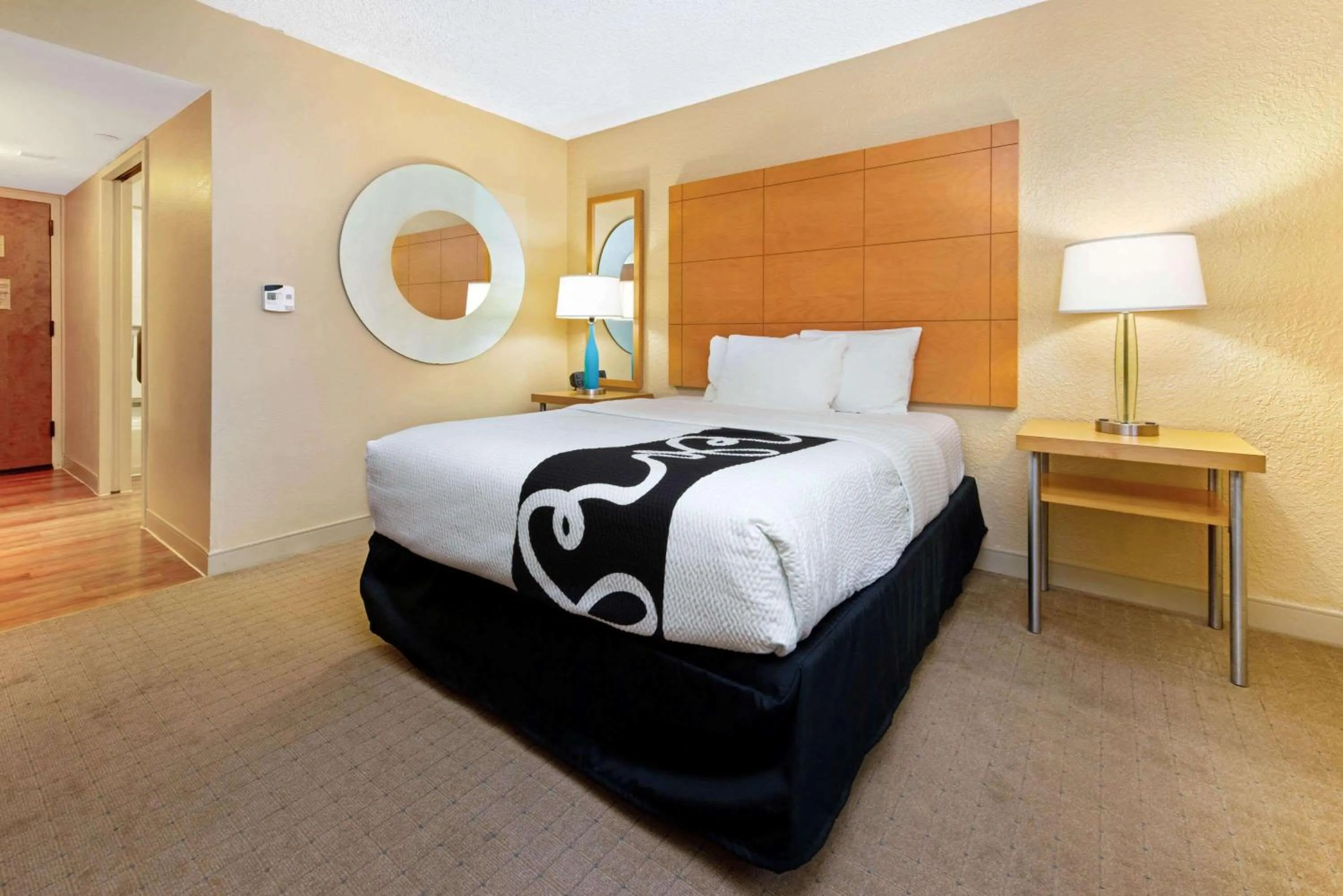 Photo of the whole room, Bed in La Quinta by Wyndham Coral Springs South