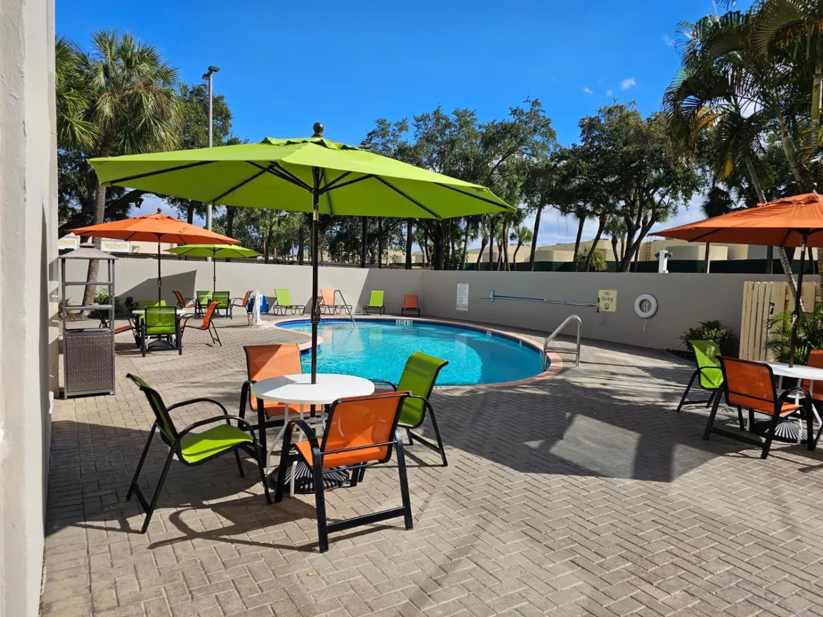 Swimming pool in La Quinta I-95 Deerfield Beach - Next to The Home Depot & Behind The Wawa