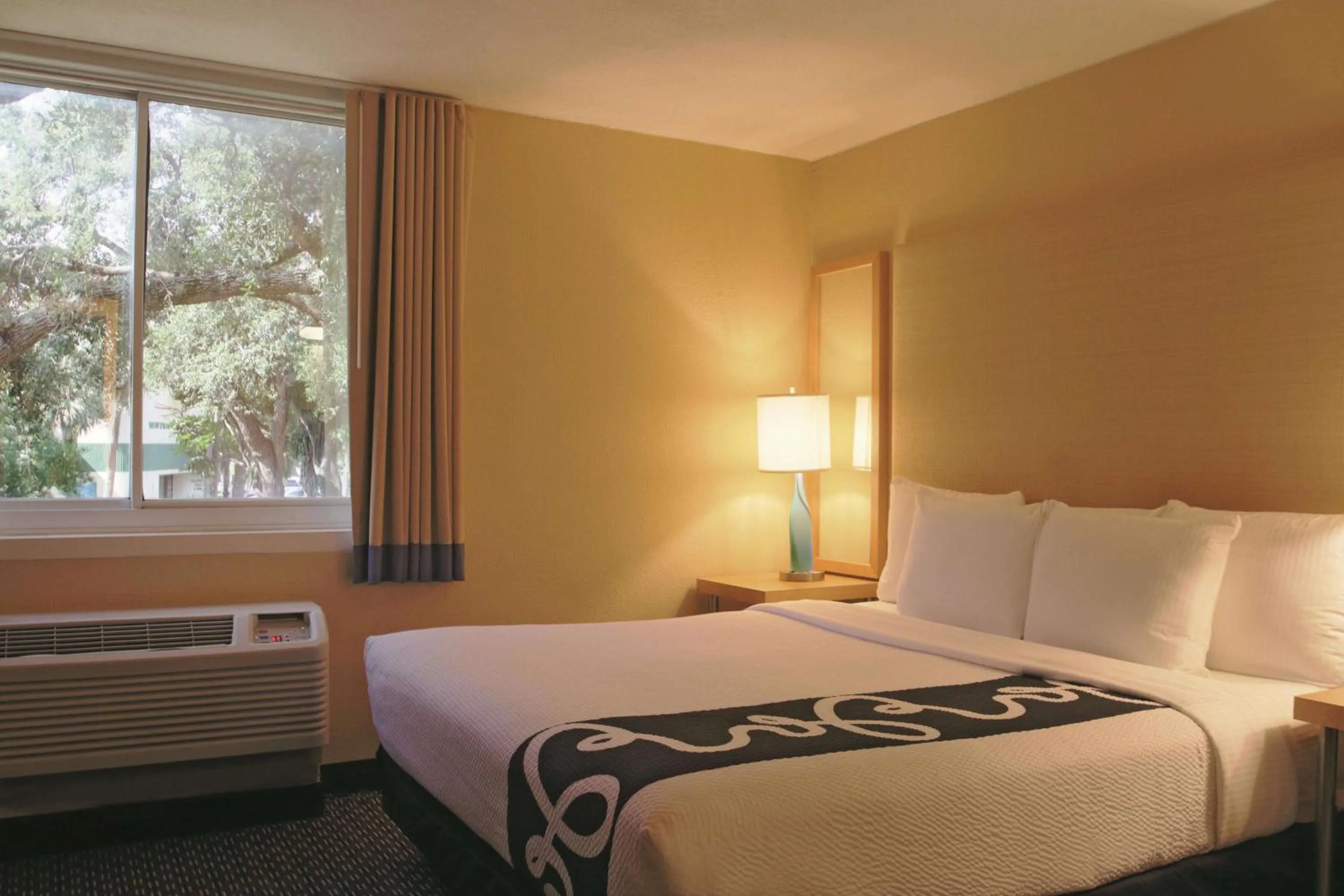 Photo of the whole room, Bed in La Quinta I-95 Deerfield Beach - Next to The Home Depot & Behind The Wawa