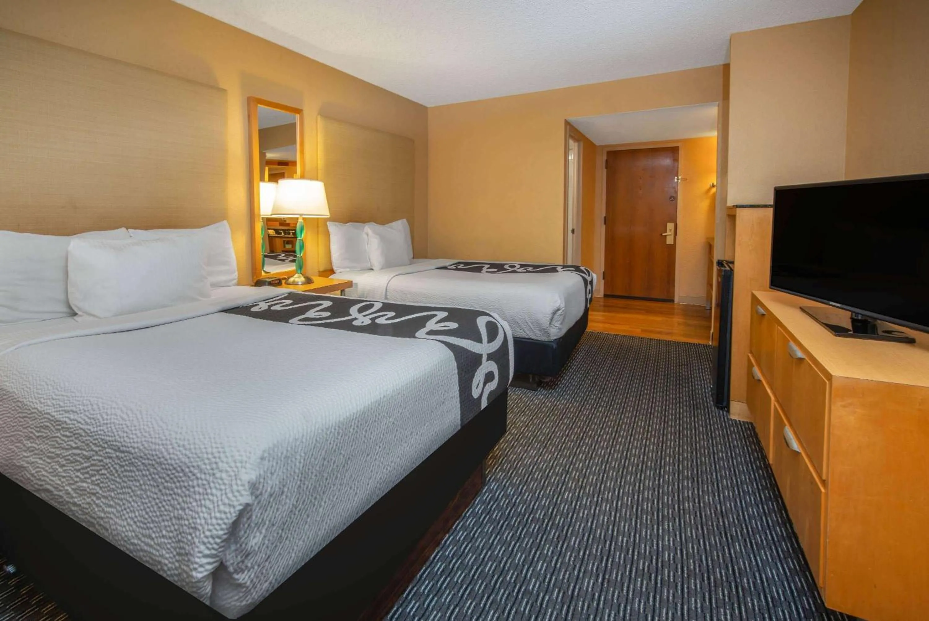 Photo of the whole room, Bed in La Quinta I-95 Deerfield Beach - Next to The Home Depot & Behind The Wawa