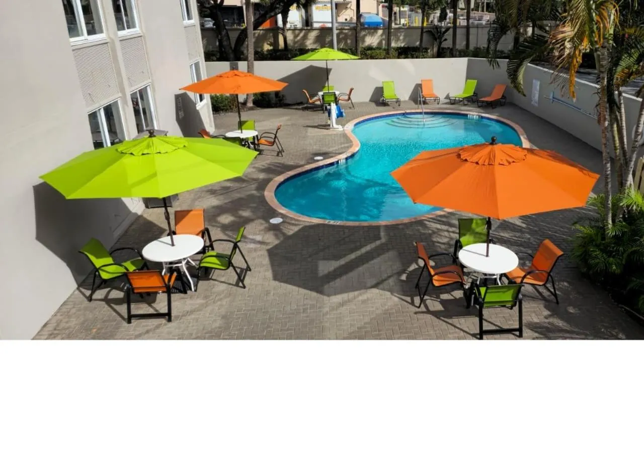 Swimming pool in La Quinta I-95 Deerfield Beach - Next to The Home Depot & Behind The Wawa