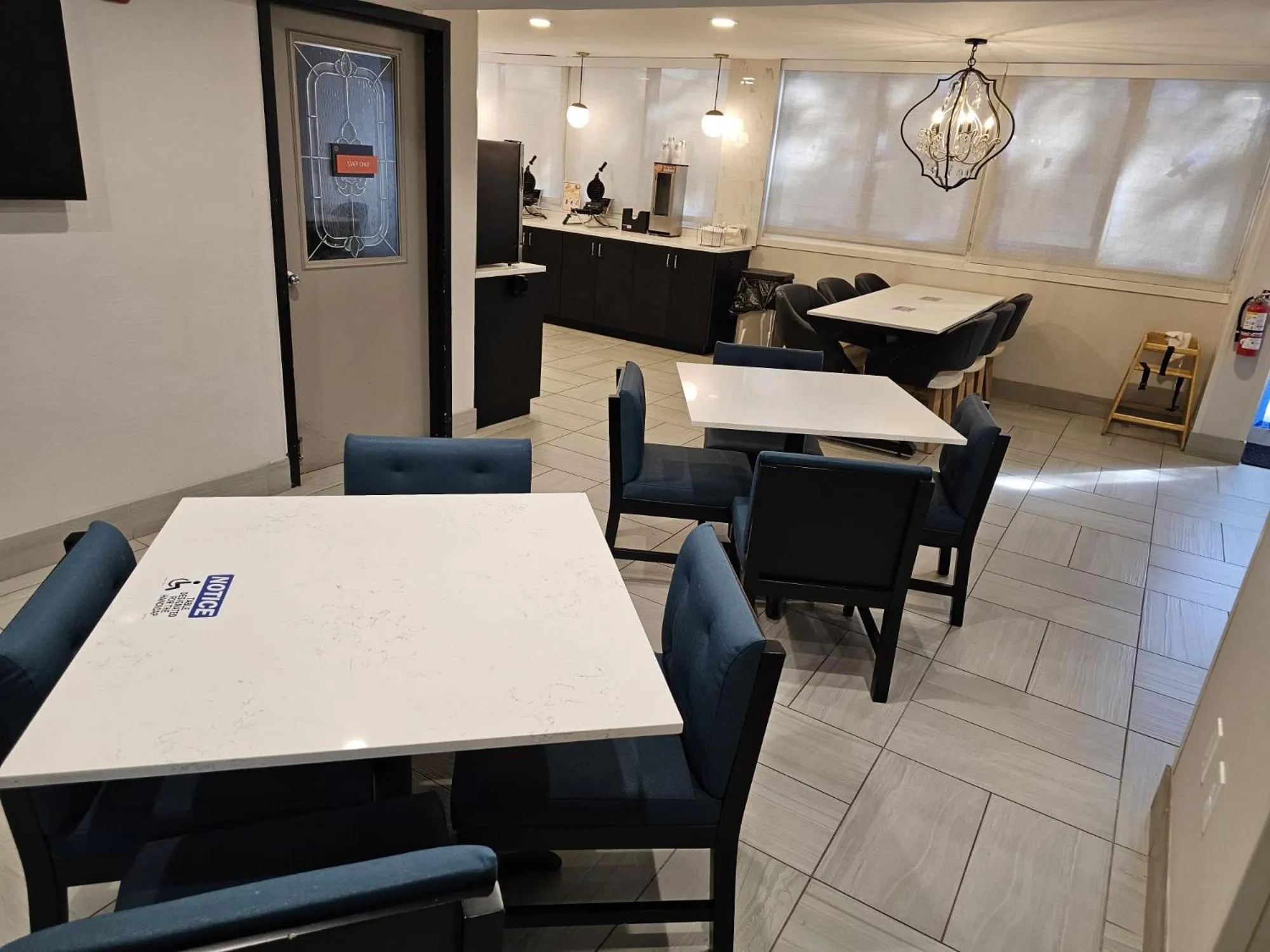 Dining area in La Quinta I-95 Deerfield Beach - Next to The Home Depot & Behind The Wawa