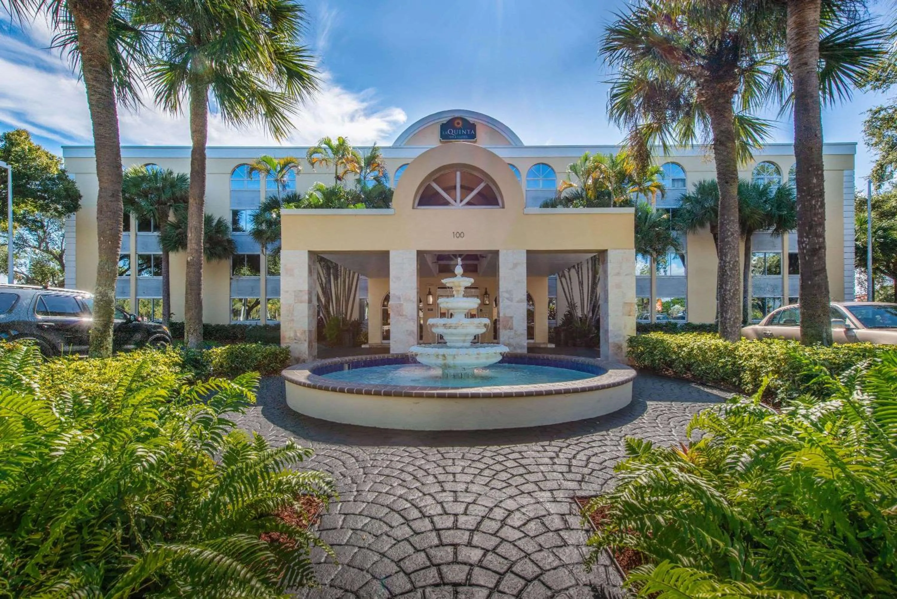 Property building in La Quinta I-95 Deerfield Beach - Next to The Home Depot & Behind The Wawa