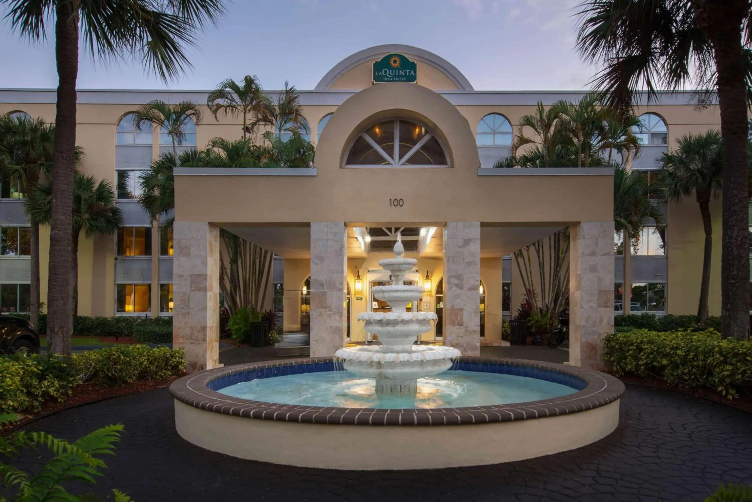 Property building in La Quinta I-95 Deerfield Beach - Next to The Home Depot & Behind The Wawa