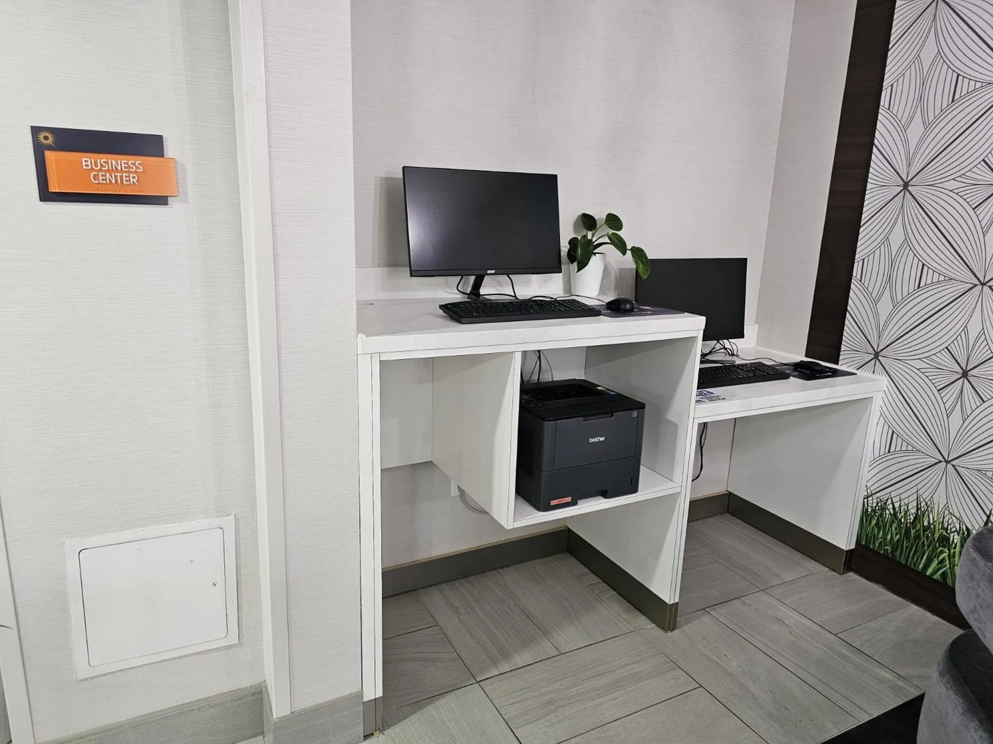 Business facilities in La Quinta I-95 Deerfield Beach - Next to The Home Depot & Behind The Wawa