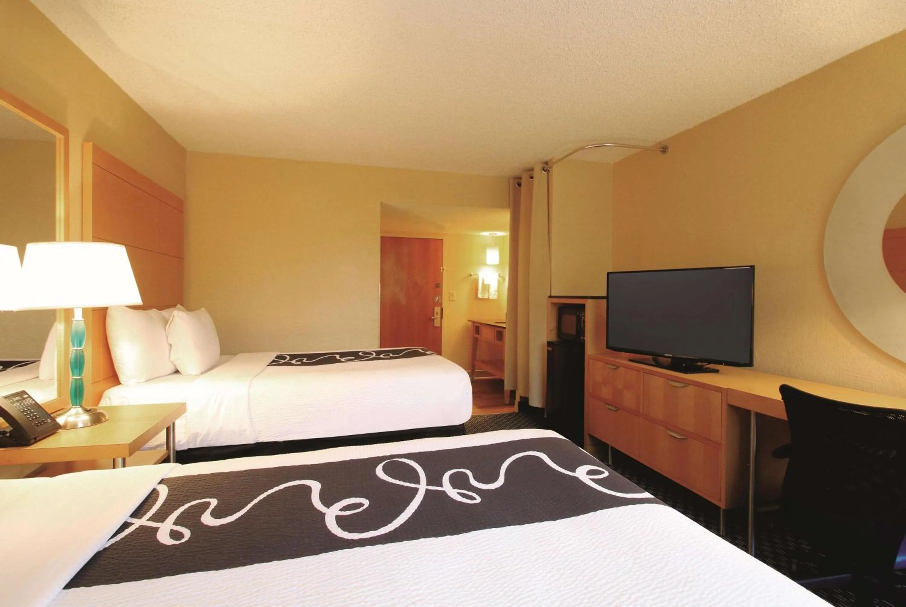 Photo of the whole room, Bed in La Quinta I-95 Deerfield Beach - Next to The Home Depot & Behind The Wawa