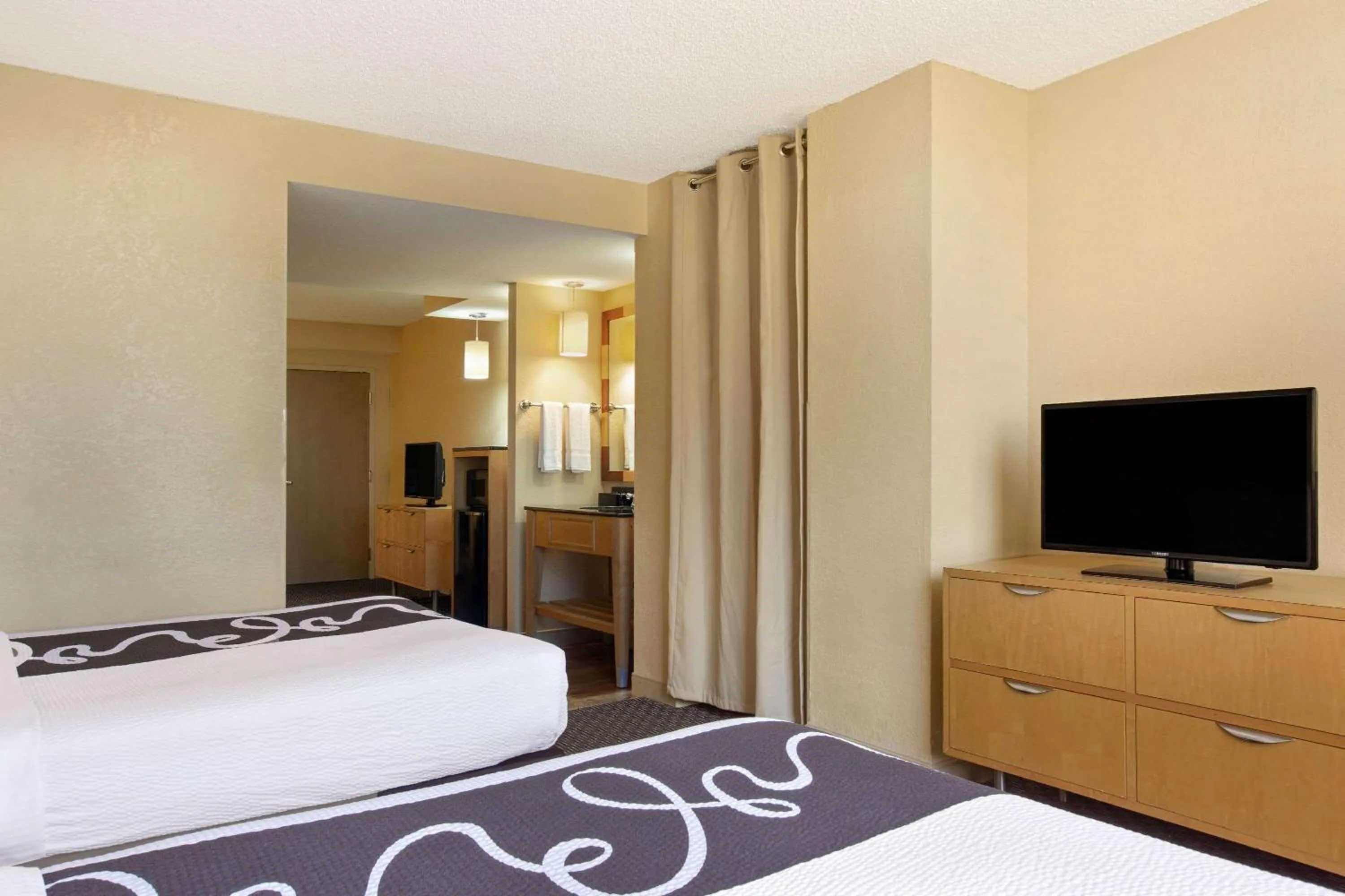 Photo of the whole room, Bed in La Quinta Inn & Suites by Wyndham Sunrise