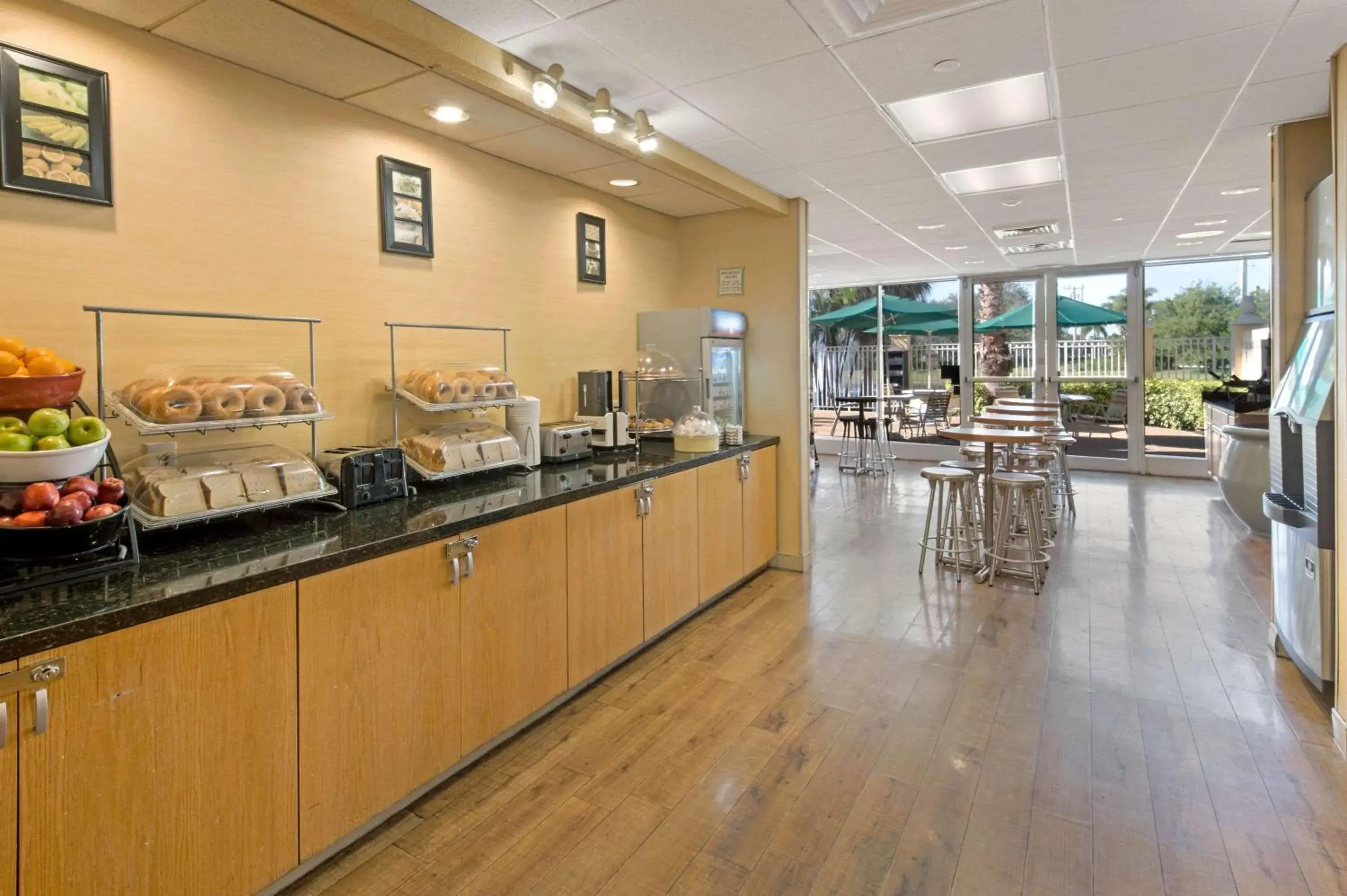 Restaurant/places to eat in La Quinta Inn & Suites by Wyndham Sunrise Restaurant/places to eat in La Quinta Inn & Suites by Wyndham Sunrise