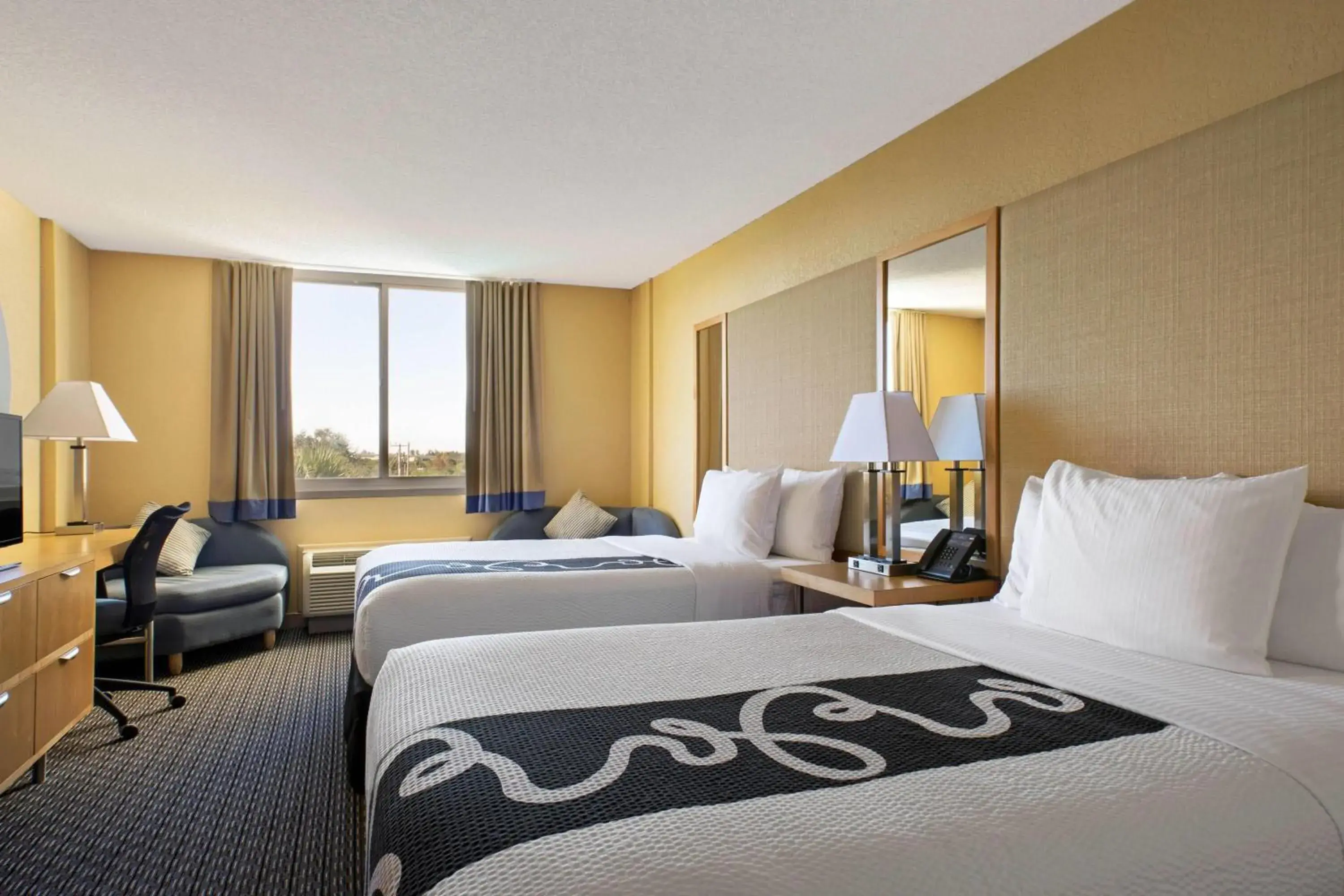 Photo of the whole room, Bed in La Quinta Inn & Suites by Wyndham Sunrise Photo of the whole room, Bed in La Quinta Inn & Suites by Wyndham Sunrise