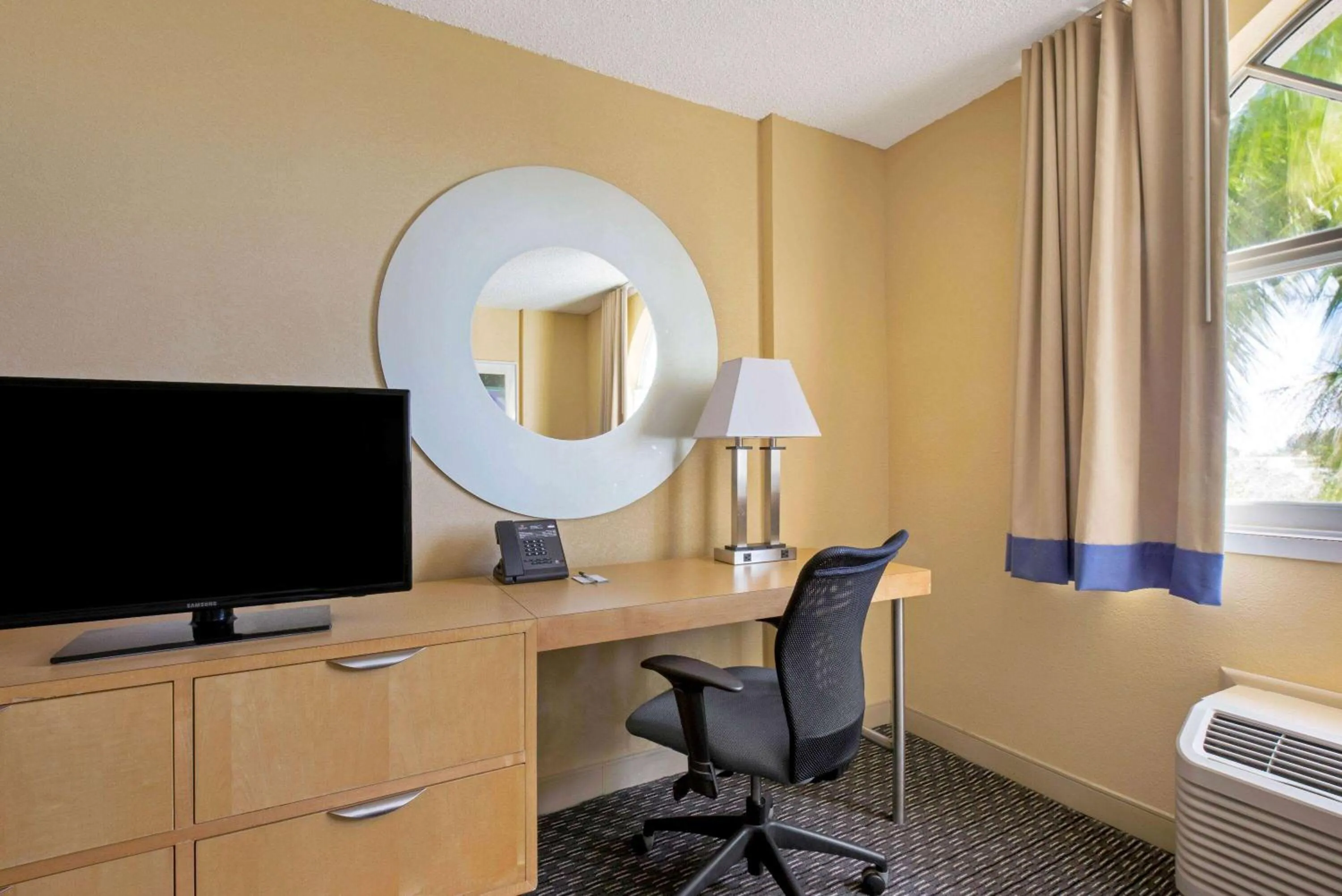 Photo of the whole room in La Quinta Inn & Suites by Wyndham Sunrise