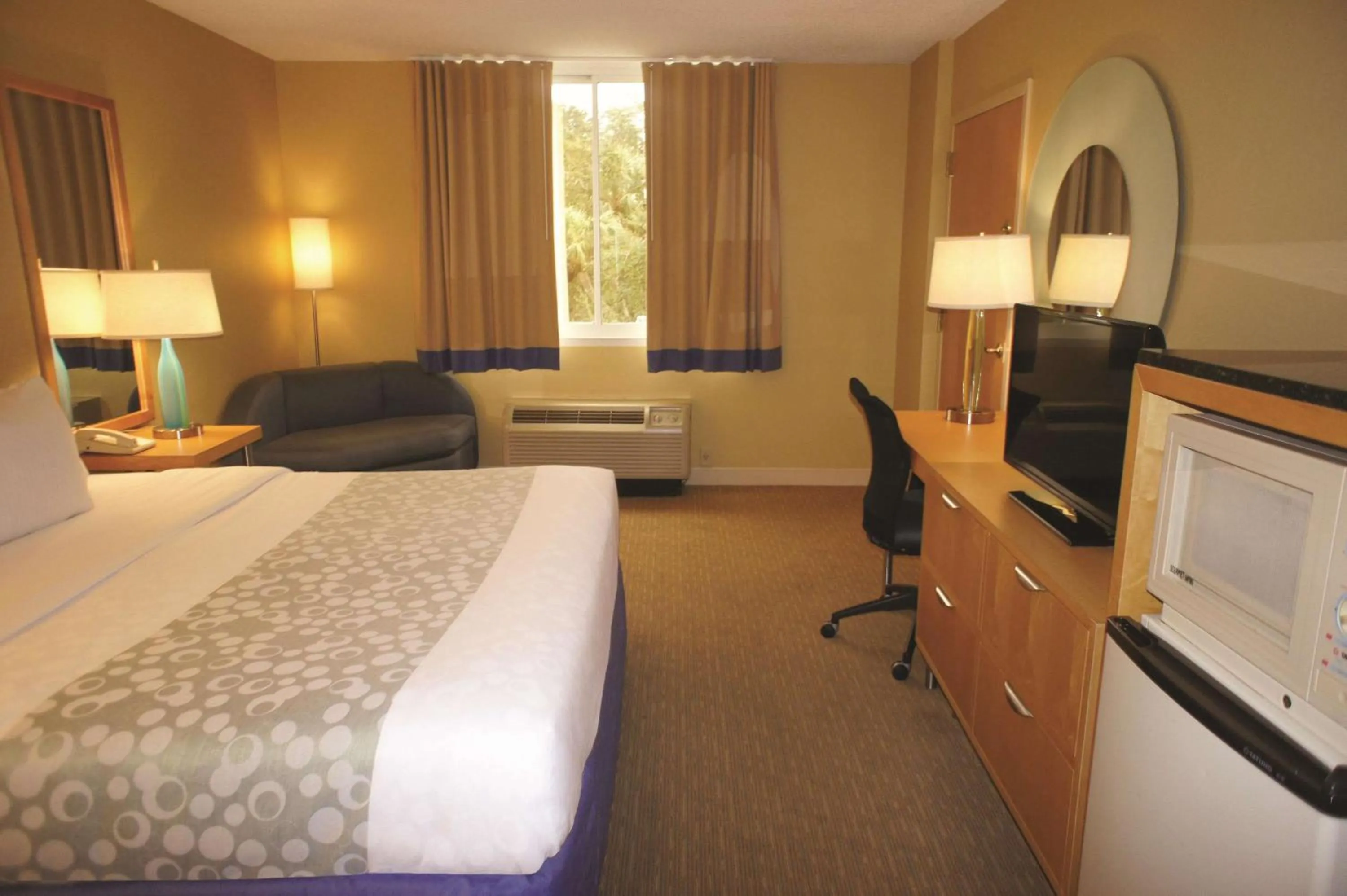 Photo of the whole room, Bed in La Quinta by Wyndham Sarasota Downtown