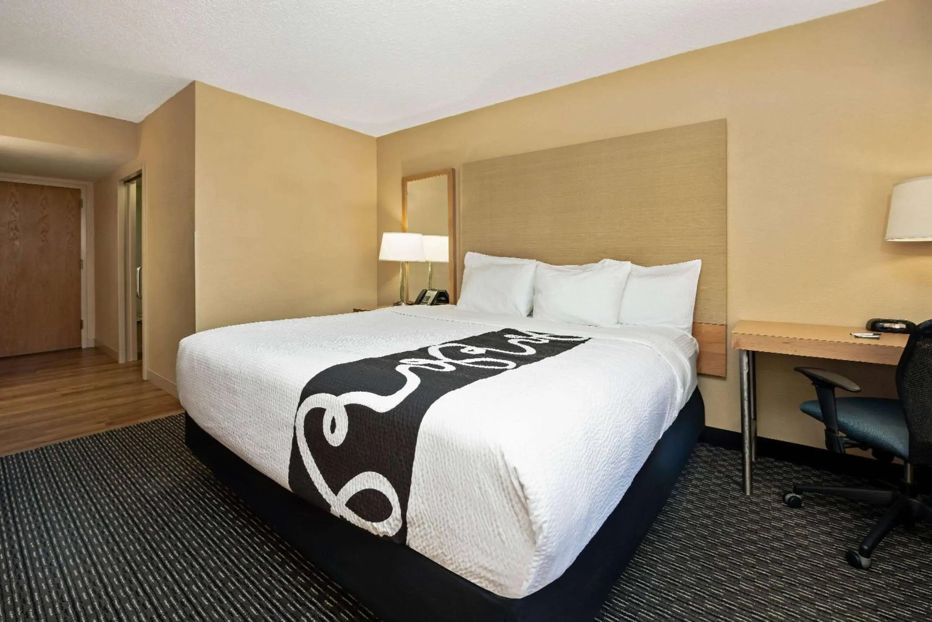 King Room with Bath Tub - Mobility Accessible/Non-Smoking in La Quinta by Wyndham West Palm Beach Airport King Room with Bath Tub - Mobility Accessible/Non-Smoking in La Quinta by Wyndham West Palm Beach Airport