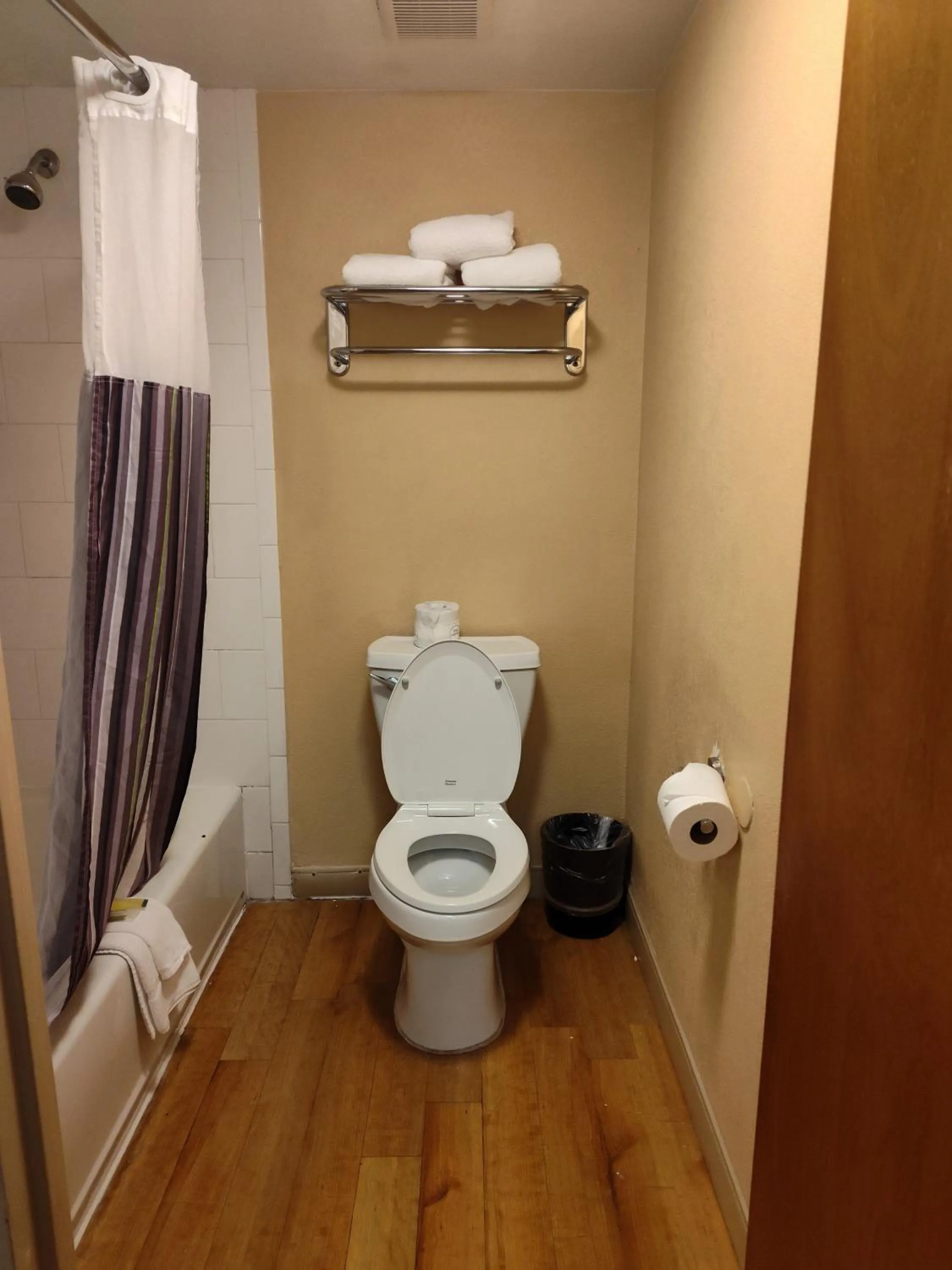 Bathroom in La Quinta by Wyndham West Palm Beach Airport