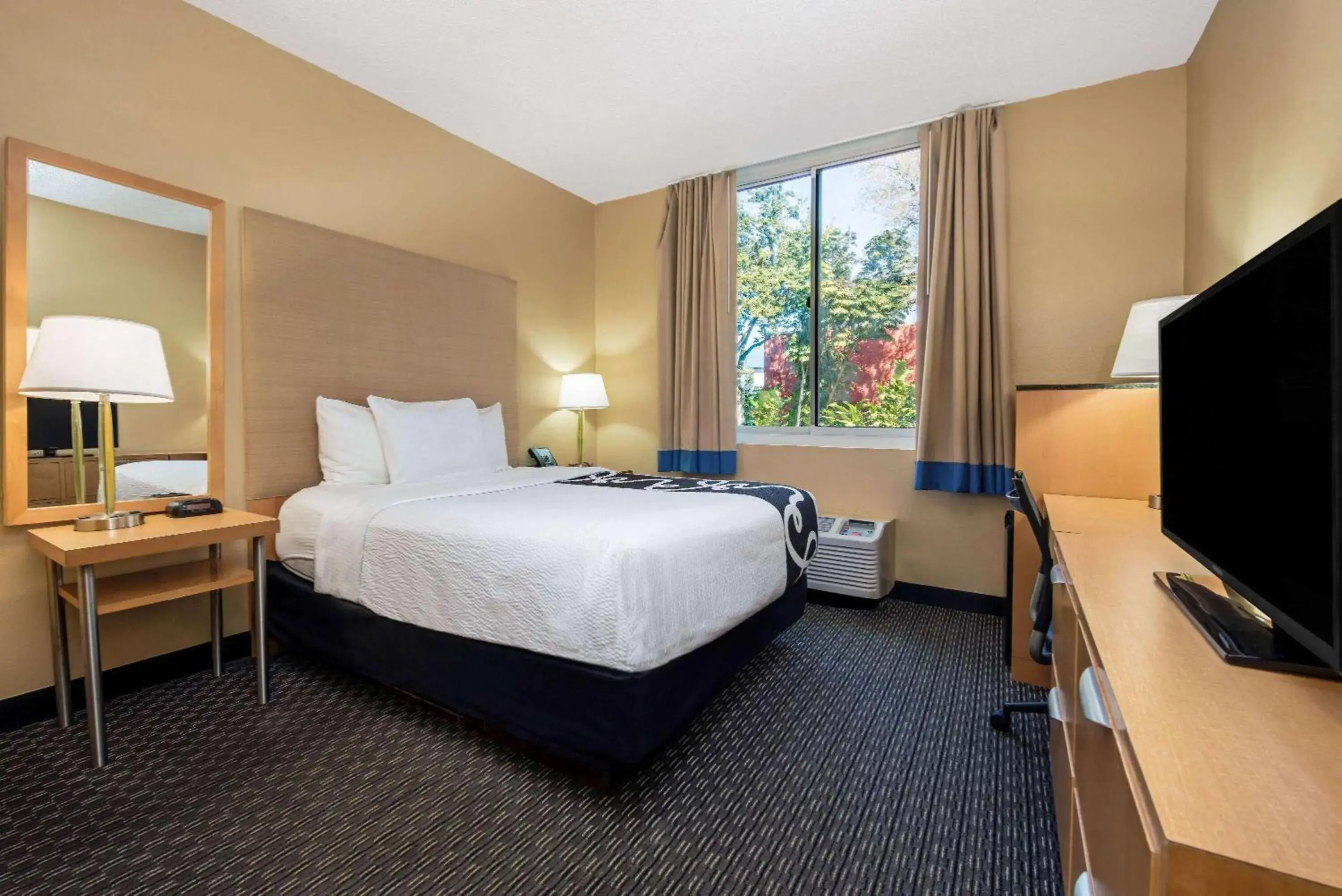 Photo of the whole room, Bed in La Quinta by Wyndham West Palm Beach Airport Photo of the whole room, Bed in La Quinta by Wyndham West Palm Beach Airport