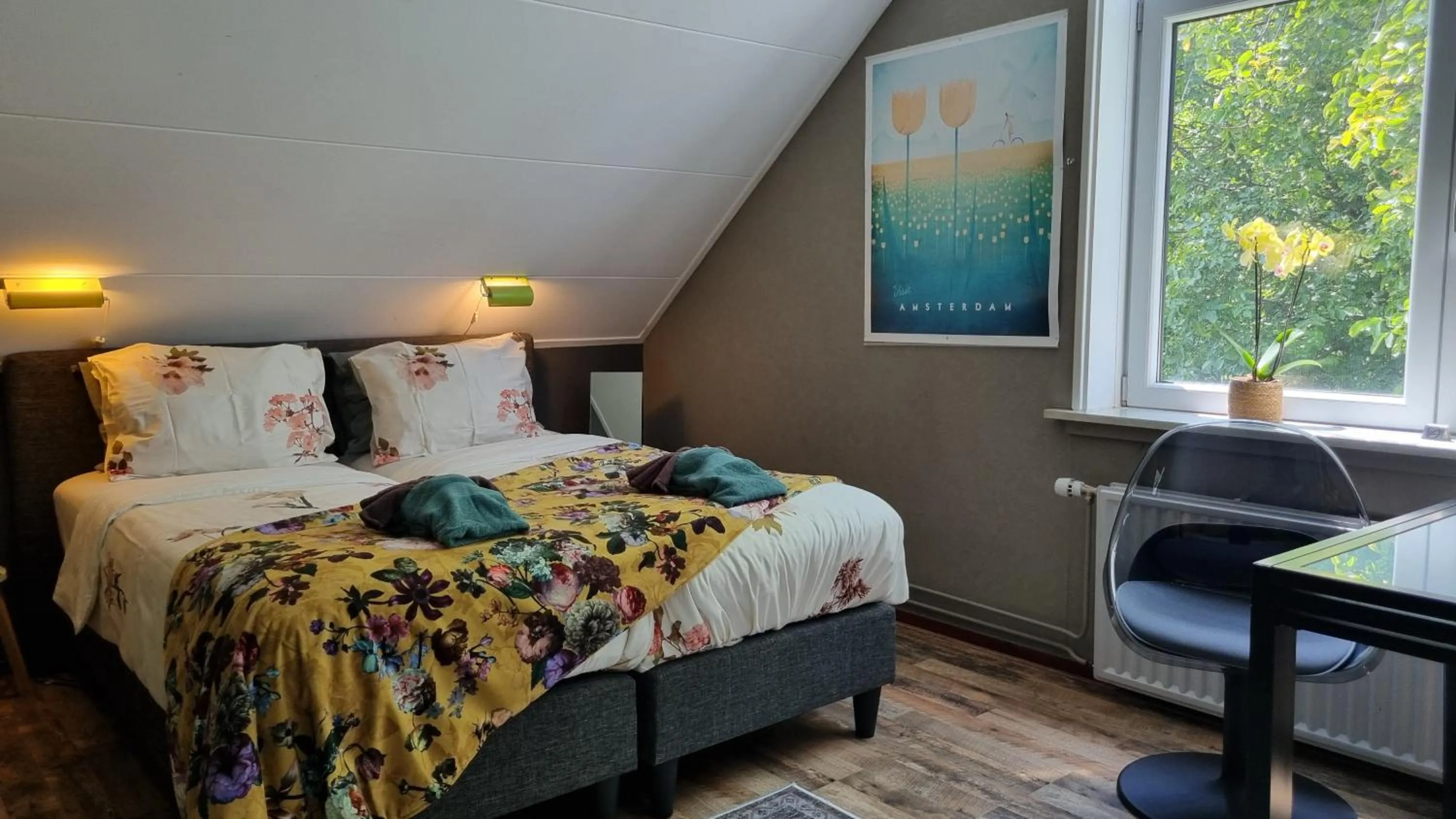 Bed in City Farmer Amsterdam a Guesthouse with Free Parking, Bikes & Easy City Center Access