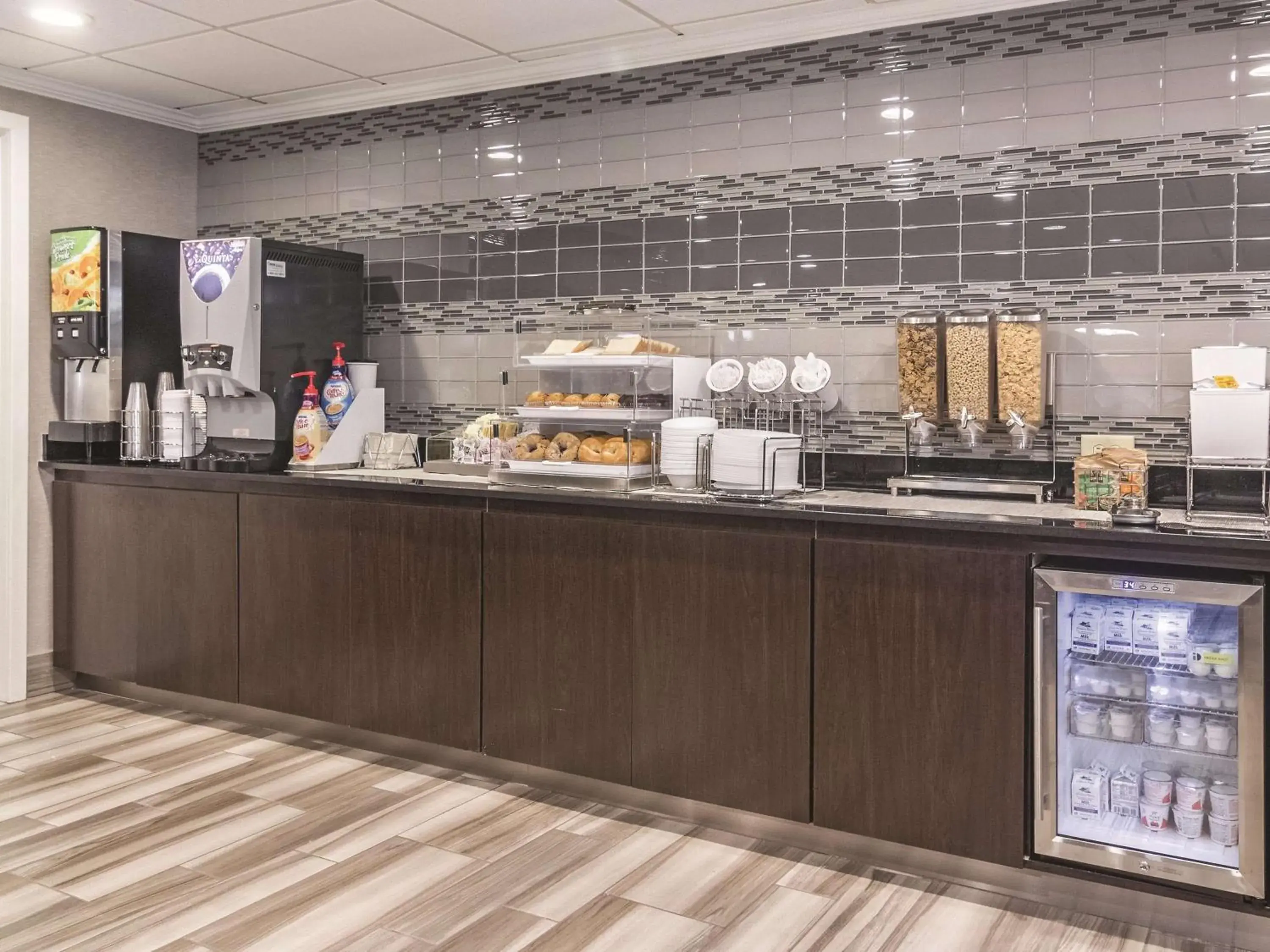 Restaurant/places to eat in Wingate by Wyndham Brunswick GA I-95 Restaurant/places to eat in Wingate by Wyndham Brunswick GA I-95