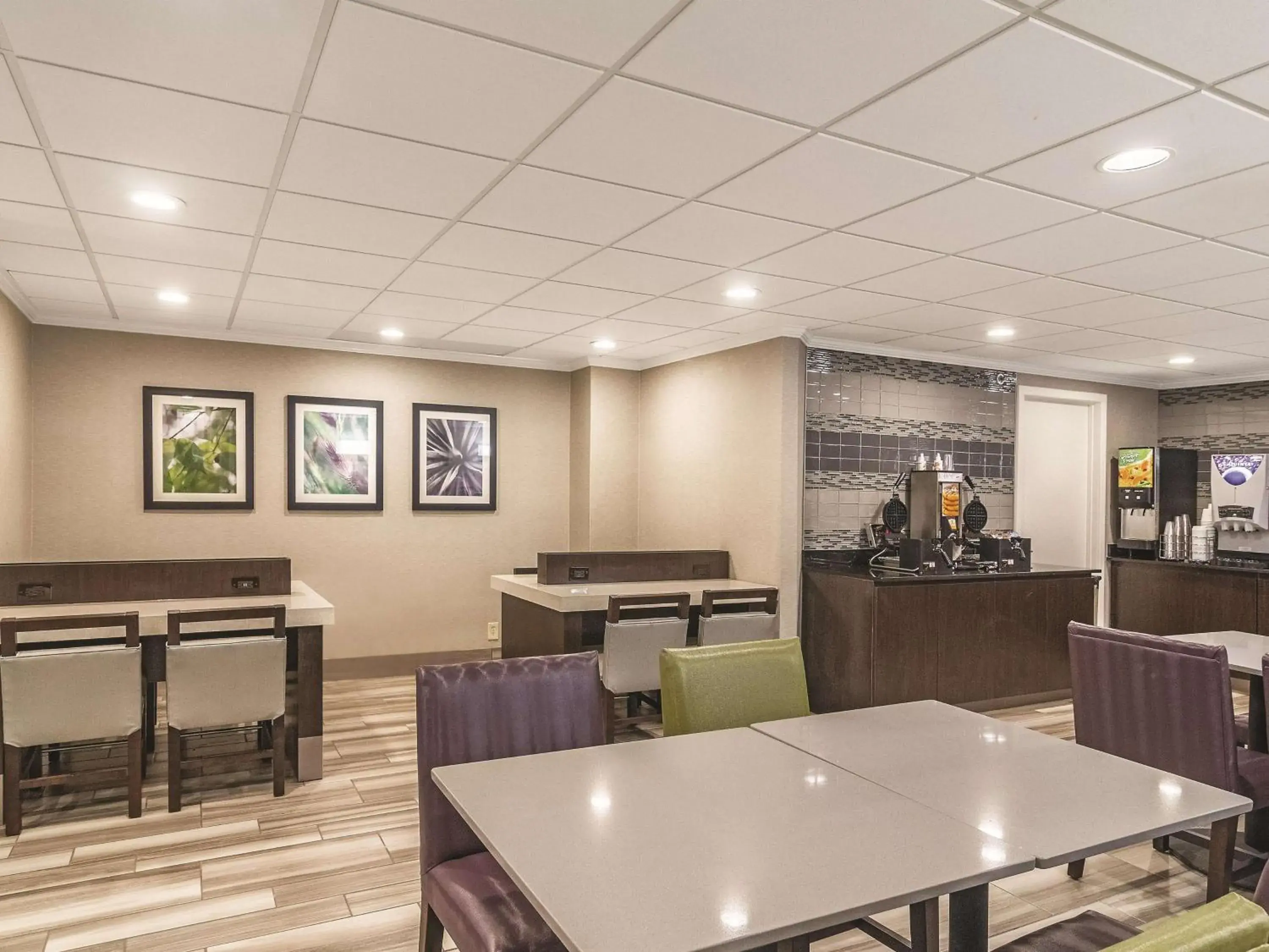 Restaurant/places to eat in Wingate by Wyndham Brunswick GA I-95 Restaurant/places to eat in Wingate by Wyndham Brunswick GA I-95