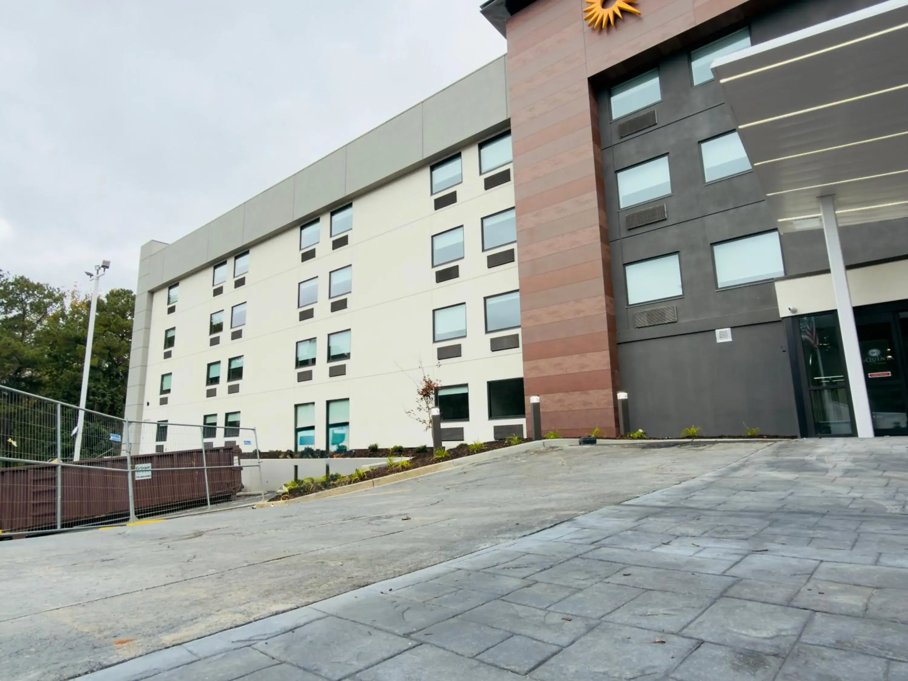 Property building in La Quinta by Wyndham Atlanta Roswell Property building in La Quinta by Wyndham Atlanta Roswell