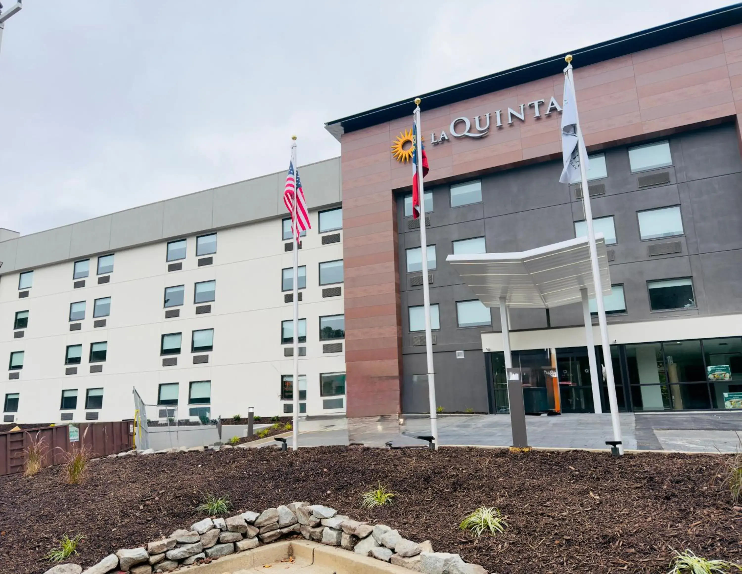 Property building in La Quinta by Wyndham Atlanta Roswell Property building in La Quinta by Wyndham Atlanta Roswell