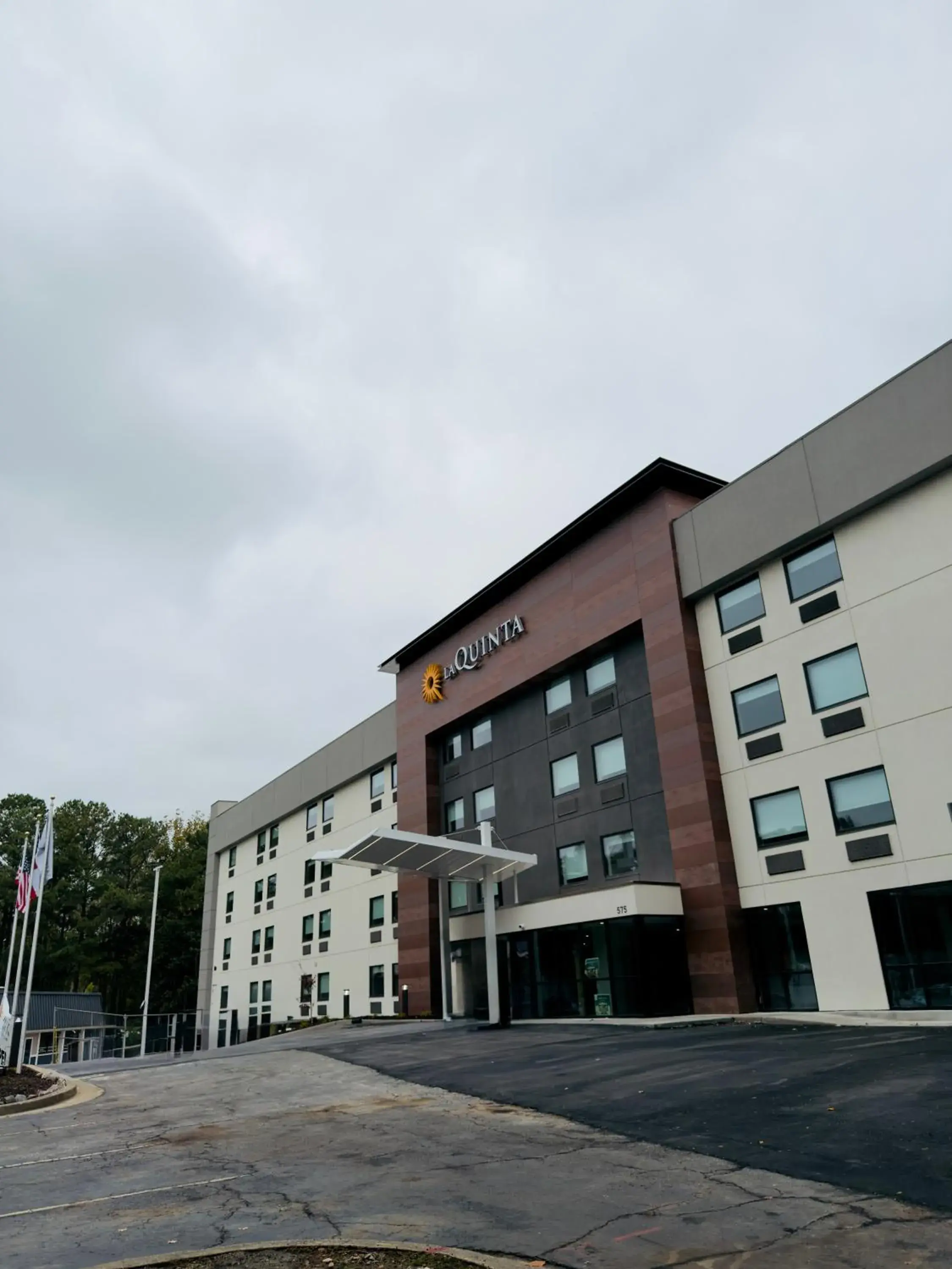 Property building in La Quinta by Wyndham Atlanta Roswell Property building in La Quinta by Wyndham Atlanta Roswell