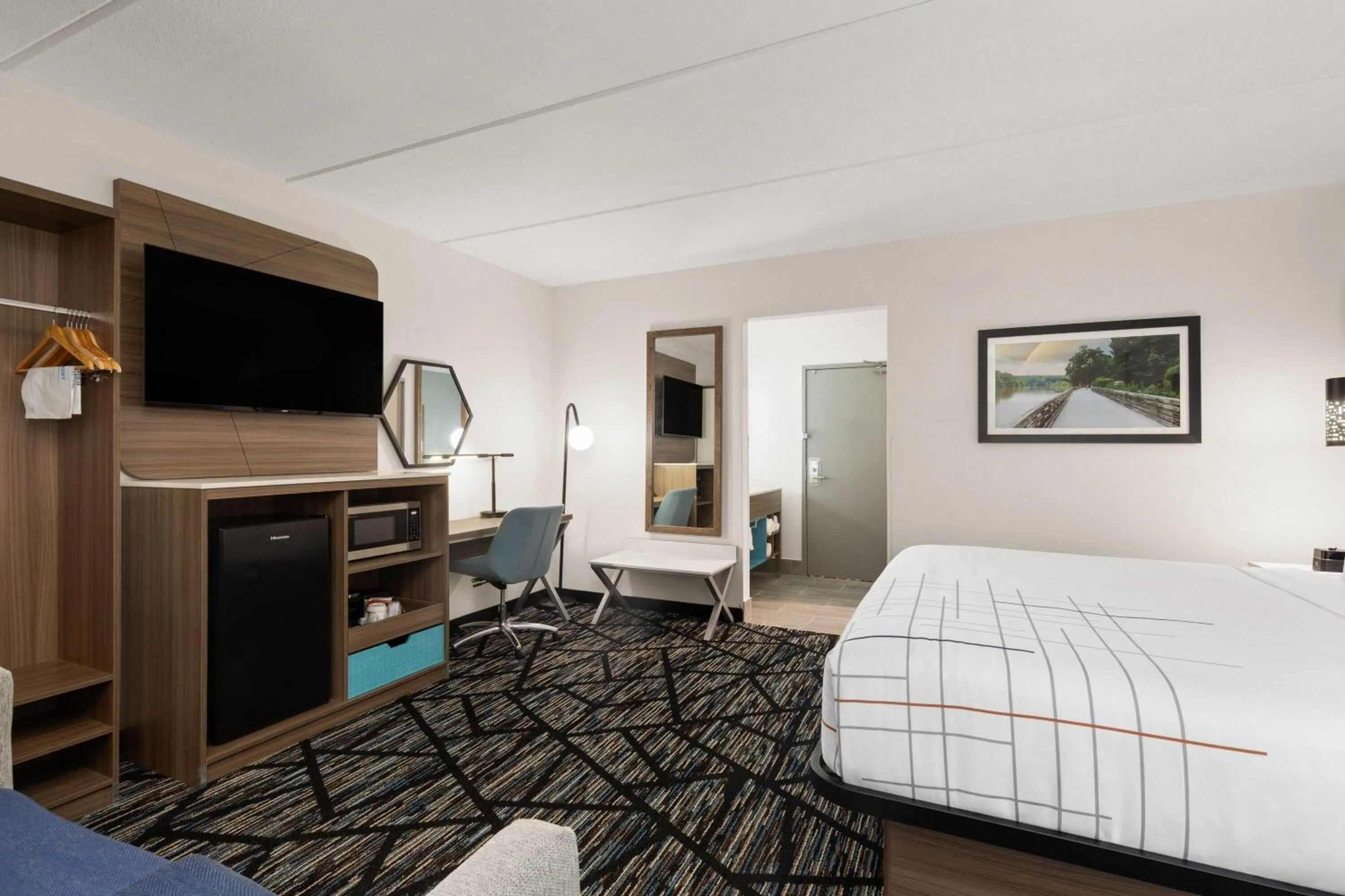 Photo of the whole room, Bed in La Quinta by Wyndham Atlanta Roswell