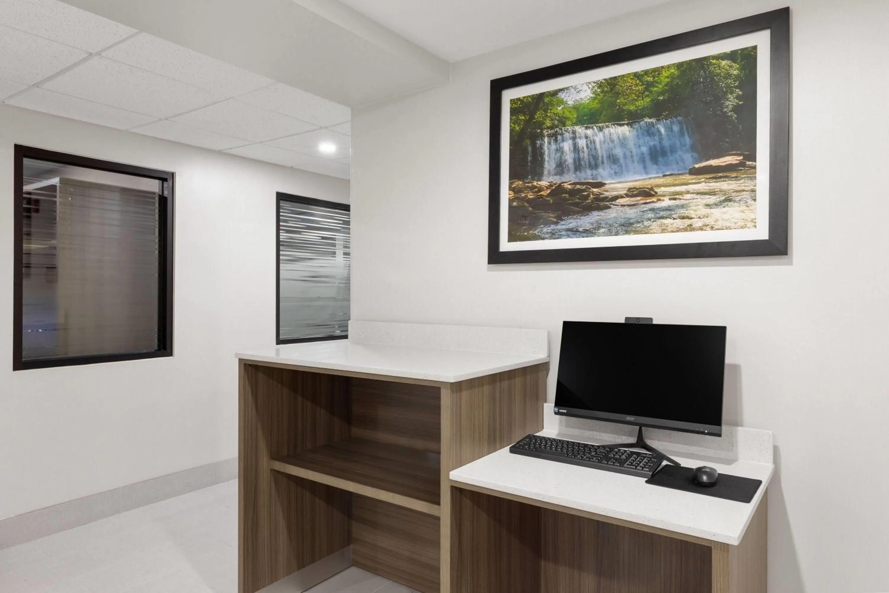 Business facilities in La Quinta by Wyndham Atlanta Roswell